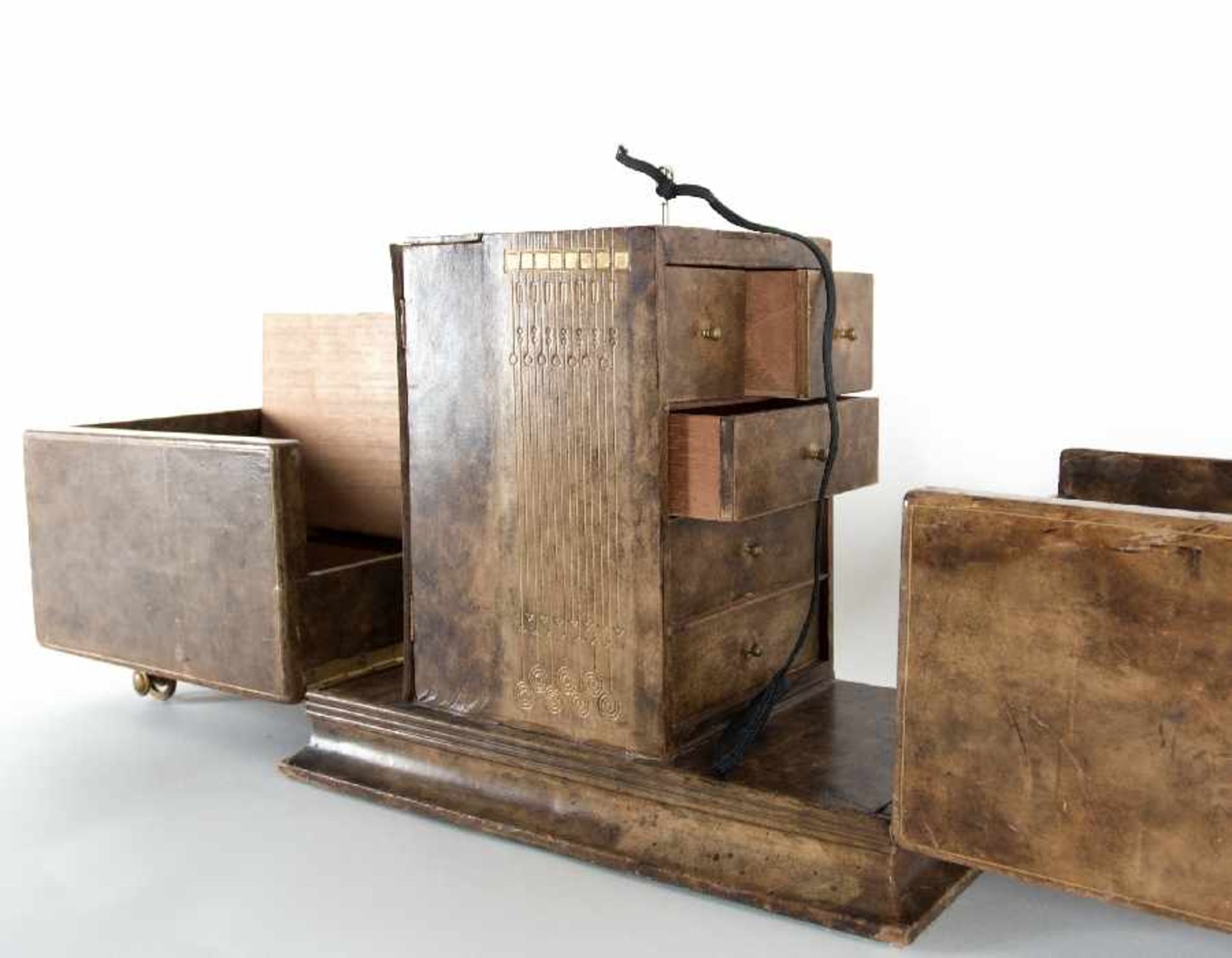 Wiener Werkstätten zugeschr.Kabinettkasten (Zigarrenkasten?)Holz, lederbezogen, mit Messinggriffen - Bild 4 aus 5