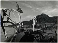 Theo Felten1908 - 1985Der Drachenfels im Siebengebirge (vom Boot aus)Fotografie; H 117 mm, B 157 mm;