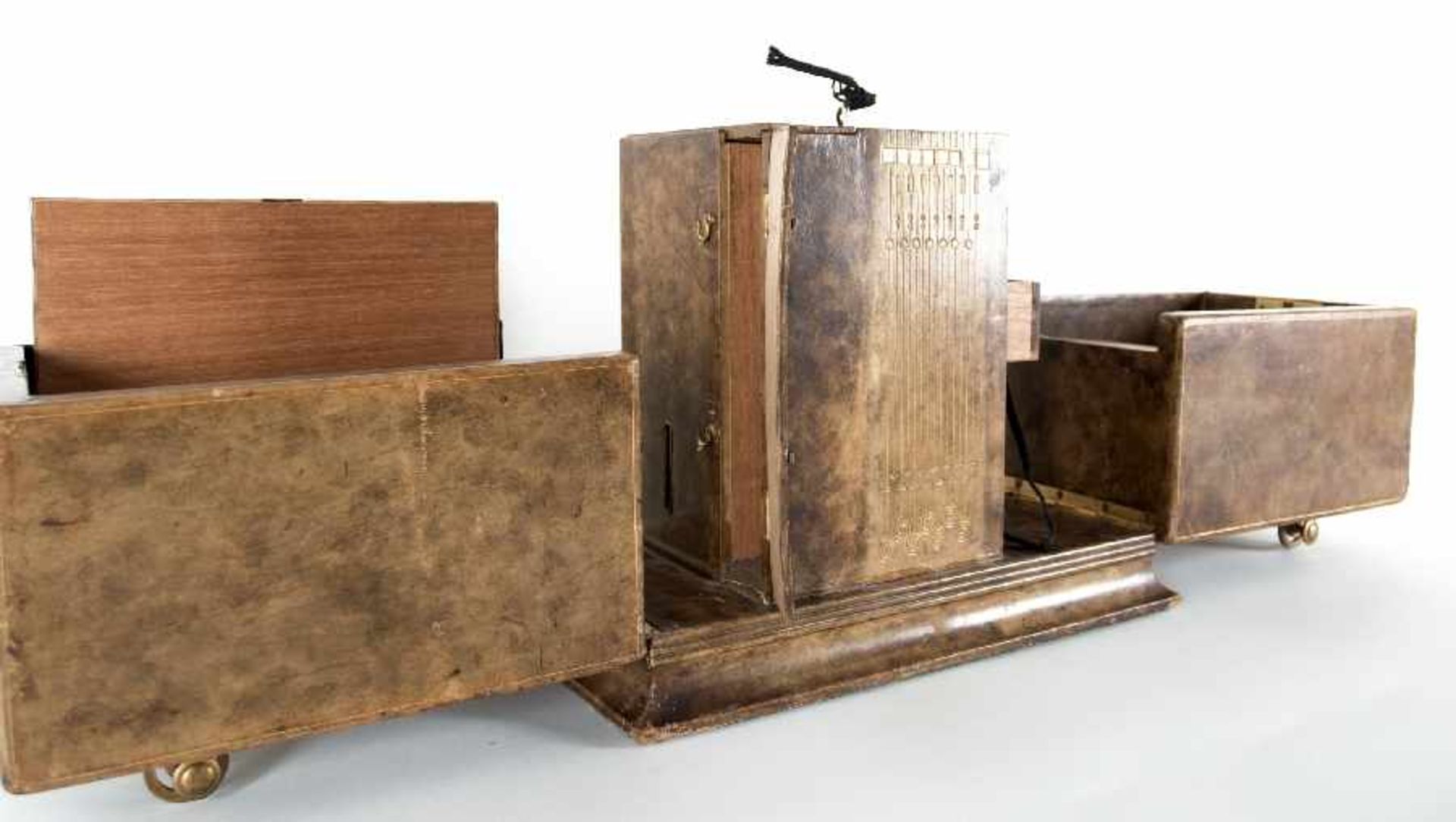 Wiener Werkstätten zugeschr.Kabinettkasten (Zigarrenkasten?)Holz, lederbezogen, mit Messinggriffen - Bild 5 aus 5