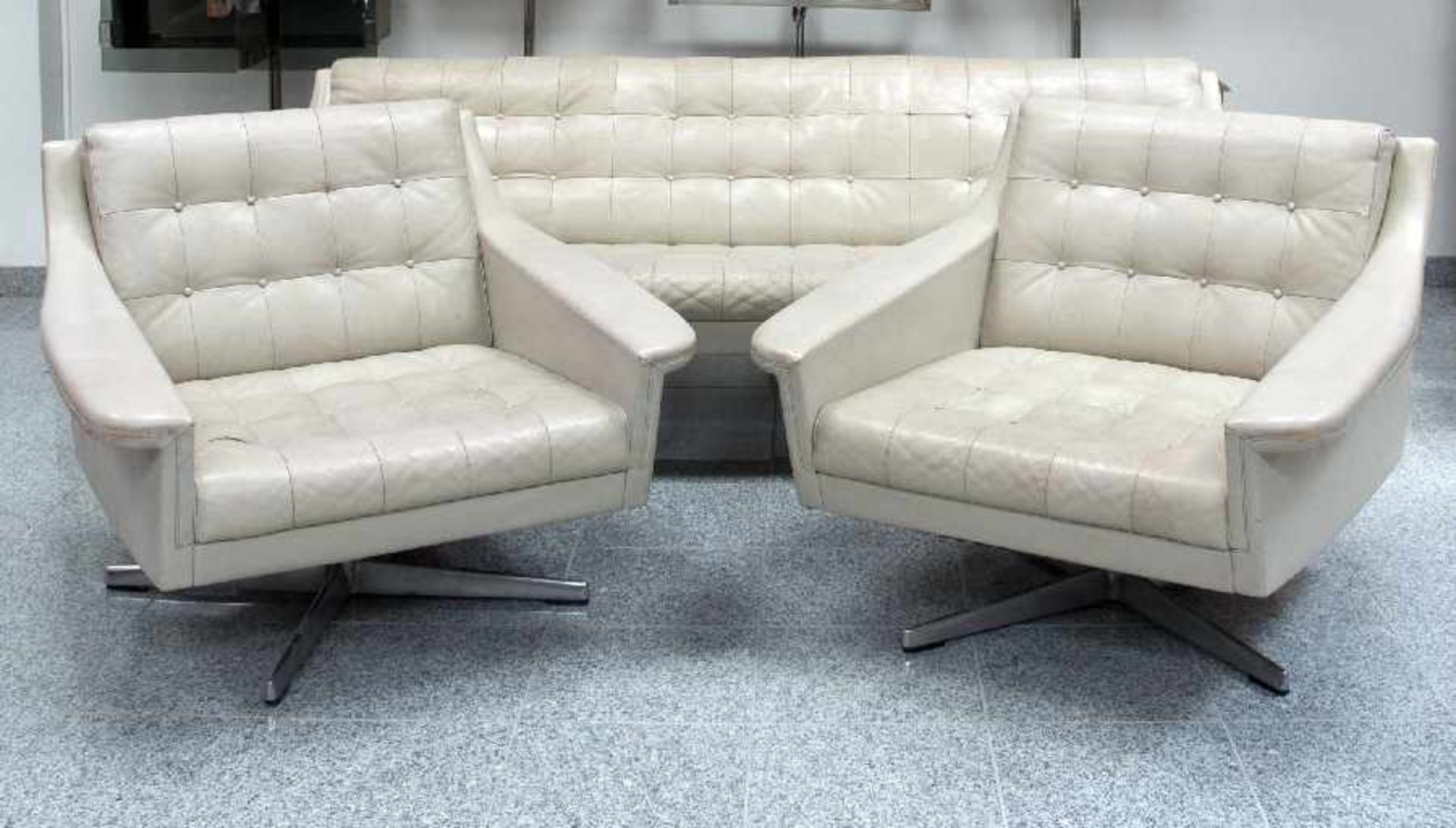 Designer der 60er JahreSitzgruppe (1 Couch, 2 Sessel)Lederpolsterung, Metallfüße; H jeweils ca. 70