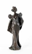 Bildhauer des 20. Jh.Junge Frau in offenem GewandBronze; H 50 cm; schwer leserlich