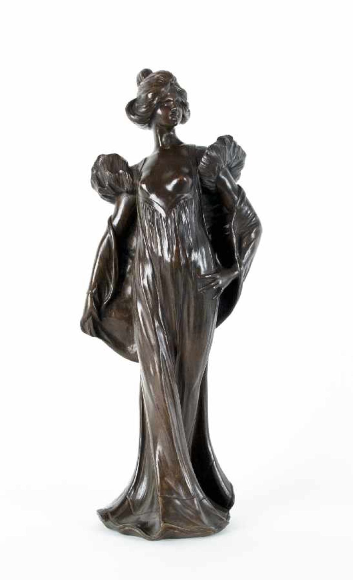 Bildhauer des 20. Jh.Junge Frau in offenem GewandBronze; H 50 cm; schwer leserlich