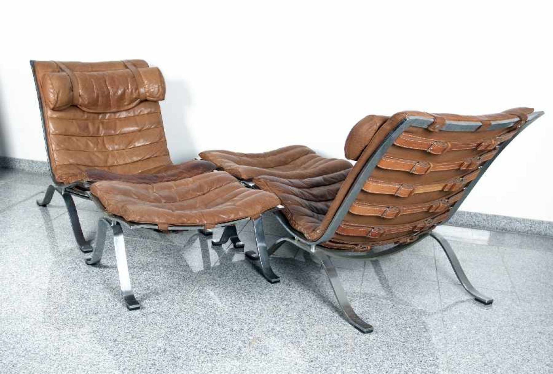 Arne Norell1917 - 1971Ein Paar Ari-Lounge-Chairs mit OttomanenEdelstahl, verchromt, original