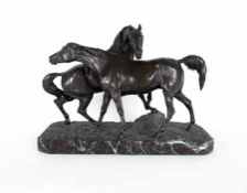 Pierre Jules MèneParis 1810 - 1879Zwei PferdeBronze auf Marmorsockel; H 33 cm, L 44,5 cm, B 27 cm (