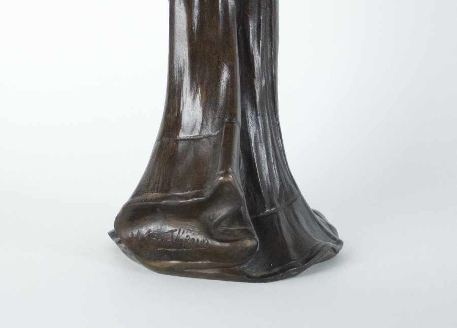 Bildhauer des 20. Jh.Junge Frau in offenem GewandBronze; H 50 cm; schwer leserlich - Bild 2 aus 2