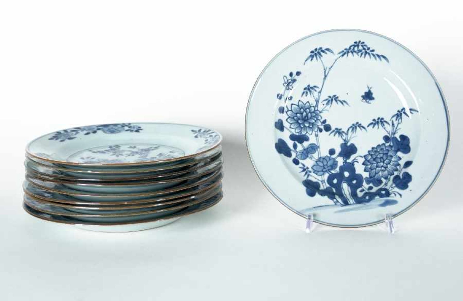 China, wohl 18. Jh.10 Teller mit floralen MotivenPorzellan mit Unterglasurmalerei in Blau und Weiß