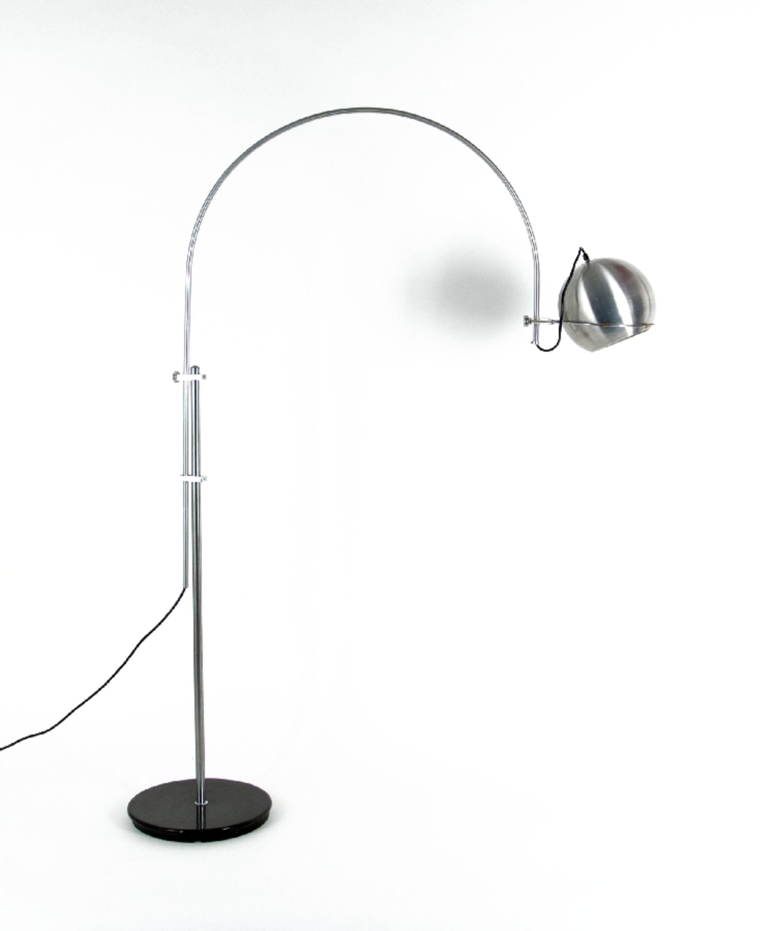 StaffBogenleuchteStahl, vernickelt; H 160 cm, B 90 cm, Dm 23 cmStaffLampSteel, nickel-plated; H