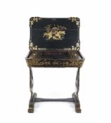 Frankreich um 1860Table de coutureHolz, lackiert mit Chinoiserien, Golddekor; H 70 cm, B 66,5 cm,