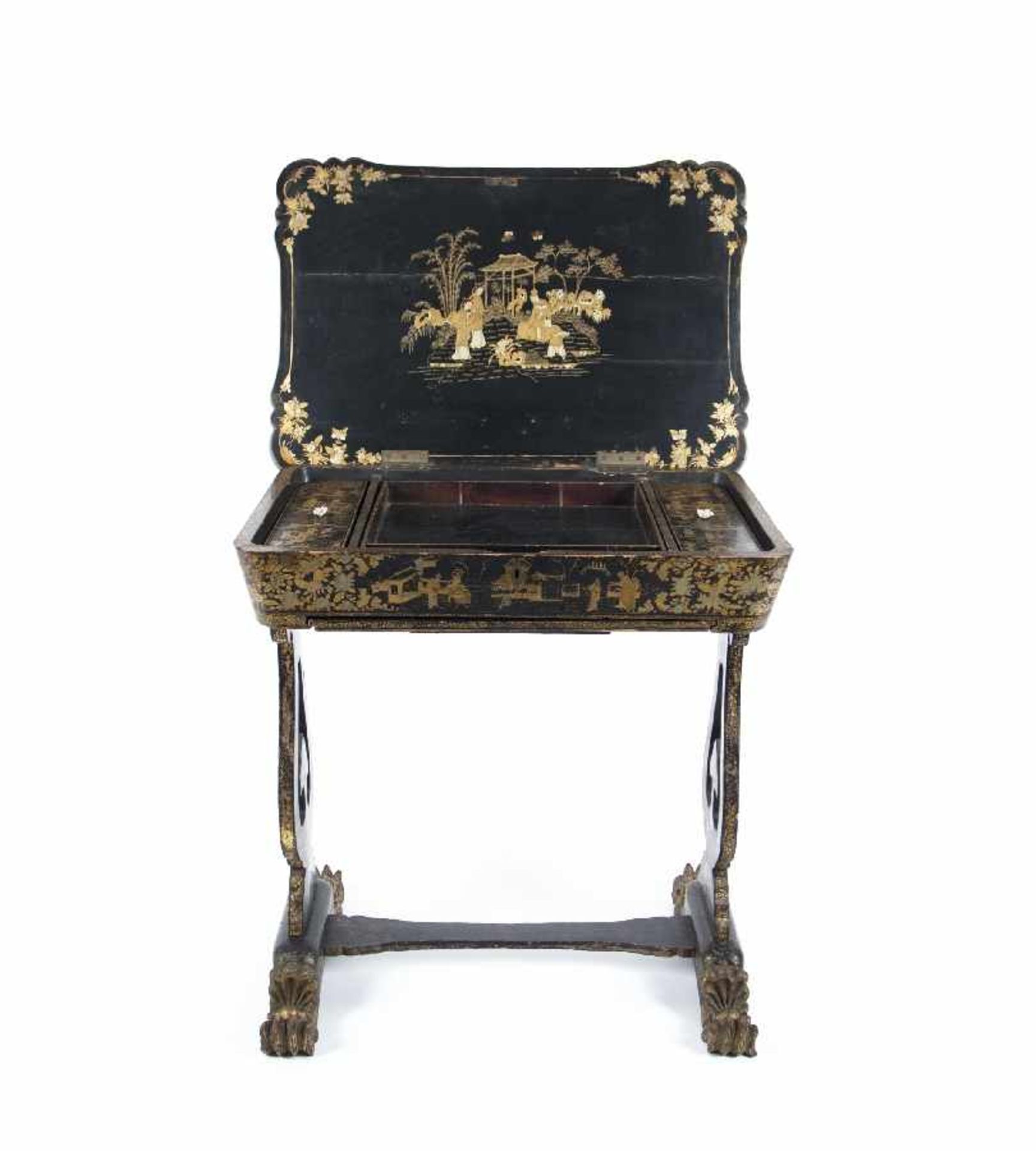 Frankreich um 1860Table de coutureHolz, lackiert mit Chinoiserien, Golddekor; H 70 cm, B 66,5 cm,