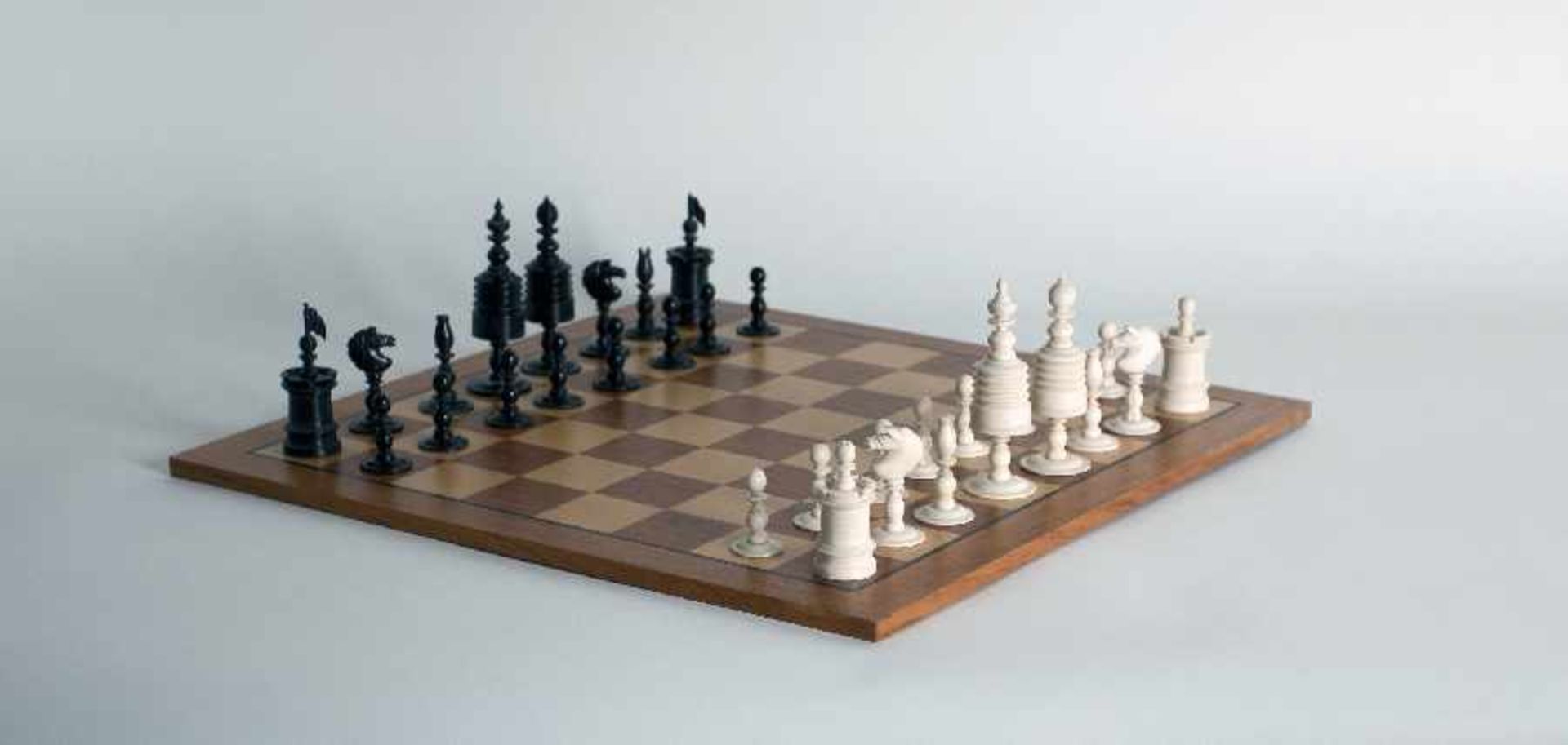 Probably India around 1900ChessBone, painted; H up to 10.5 cm, W up to 3.5 cm; 32 figures, game