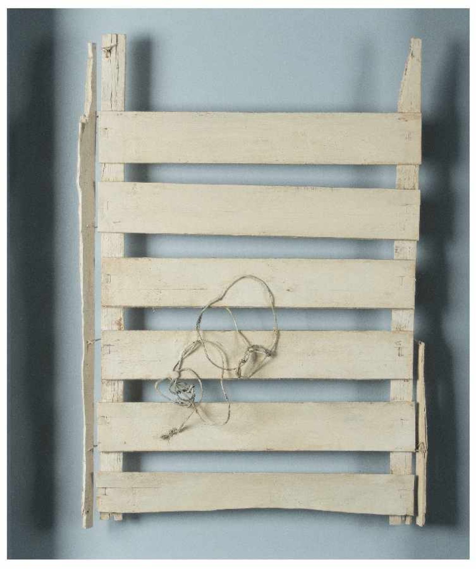 Herbert ZangsKrefeld 1924 - 2003ObjektverweißungWood (fruit crate bottom) and cord, collaged,