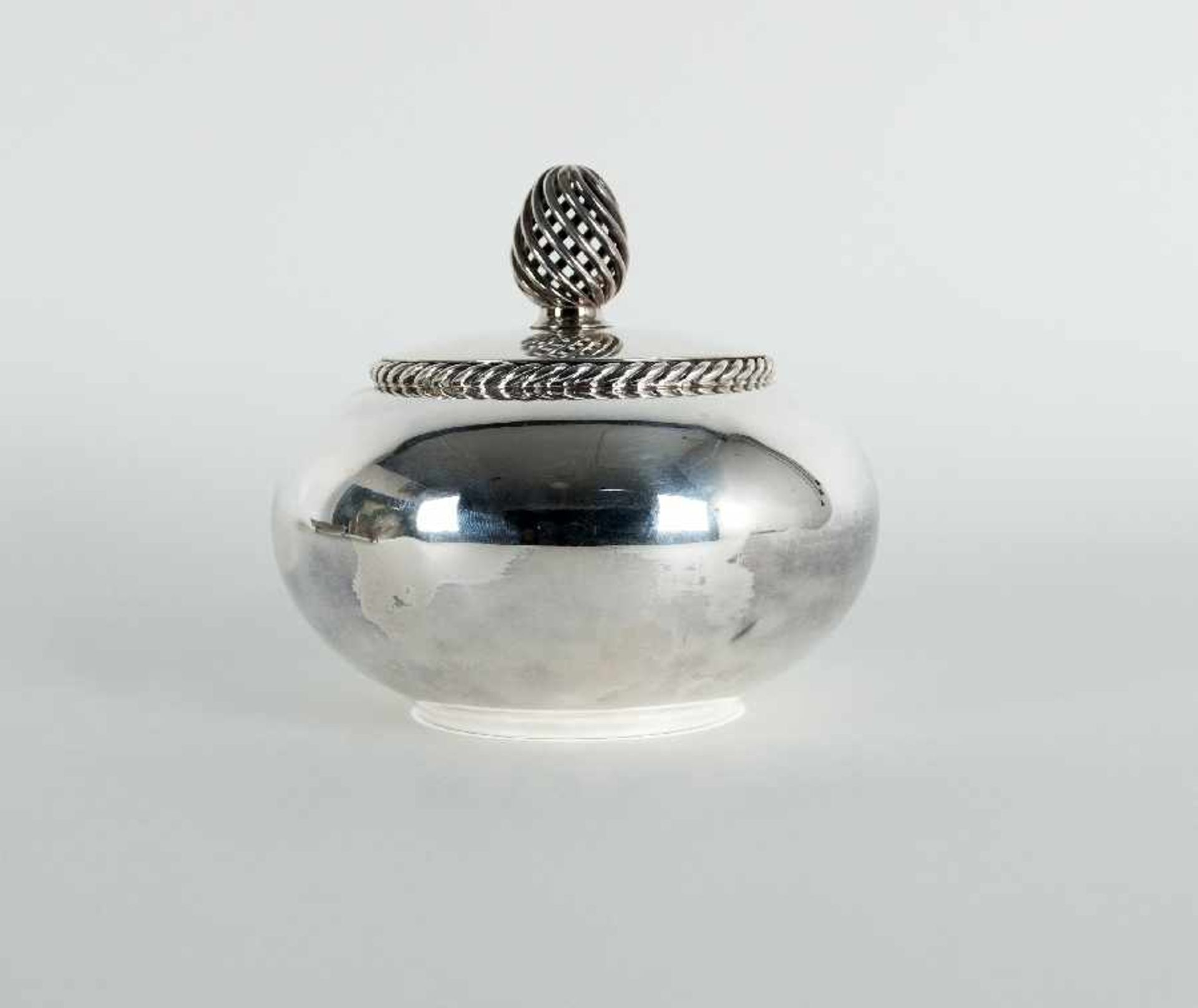 Germany, 1st half of the 20th centuryBox with lidSilver; H 15 cm; hallmarked with crescent and