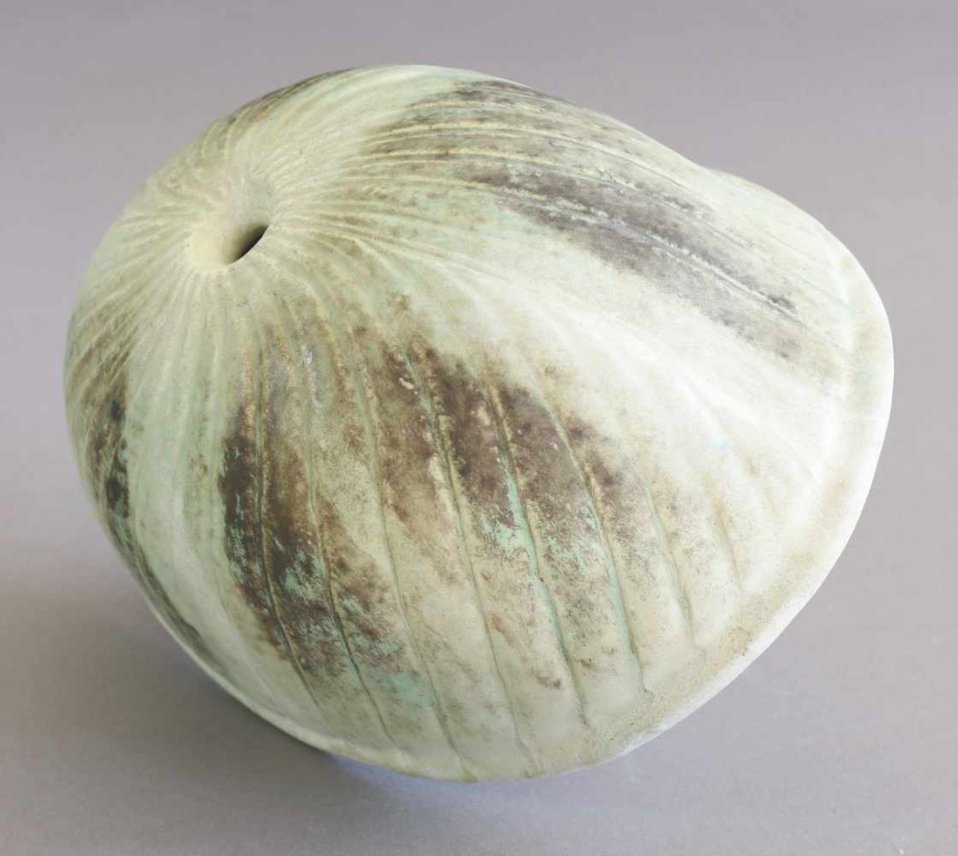 Otto MeierSkulpturale Vase. Keramik. Mehrtonig hellgrün-beige-, partiell olivfarbene Glasur. - Bild 2 aus 2