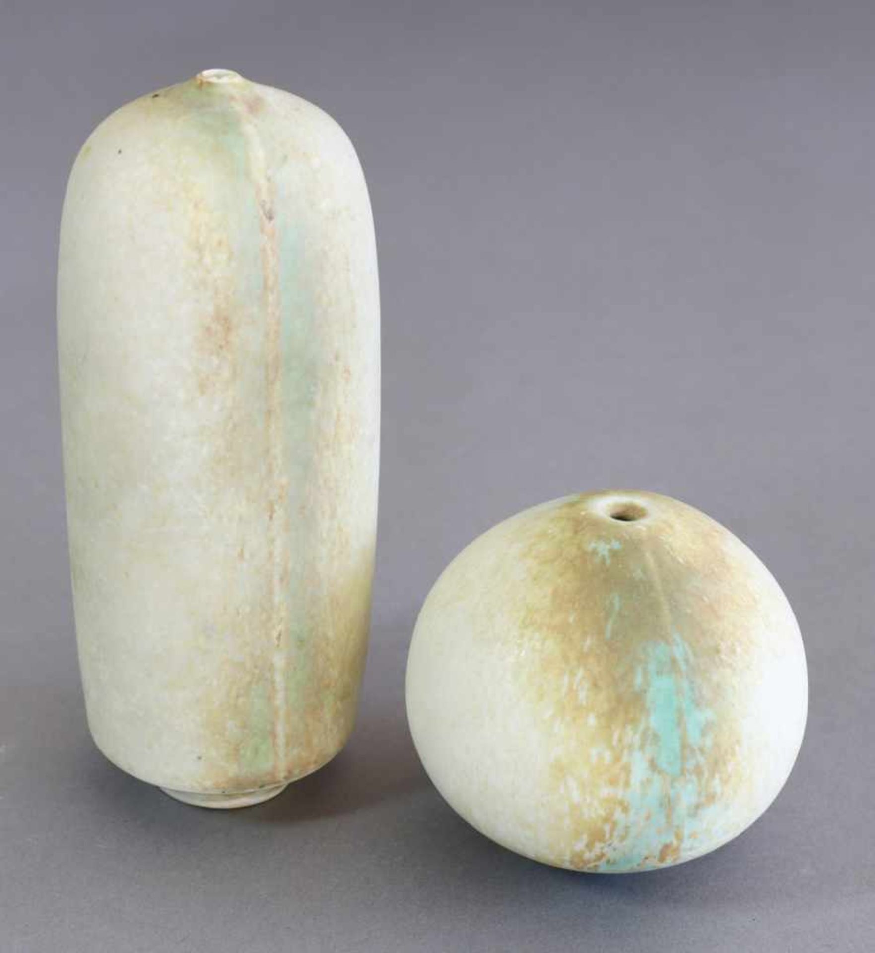 Otto Meier2 kleine Vasen. Keramik. Kugelform und Säulenform mit kleiner Mündung. Matte mehrtonige