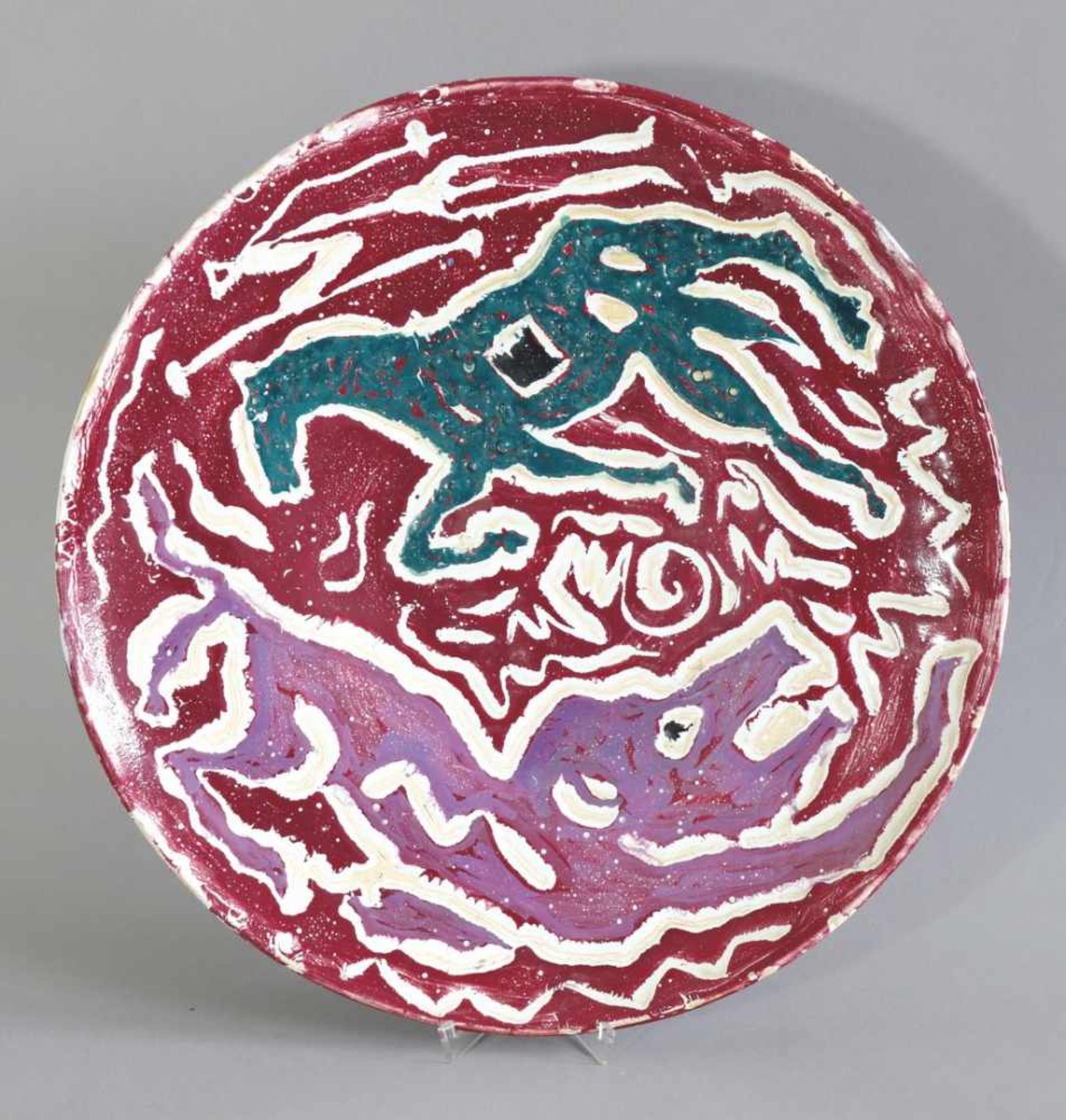 A.R. Penck*, (1939-2017)1988Großer Teller. 1988. Keramik. Vorder- und Rückseitig polychrome Bemalung