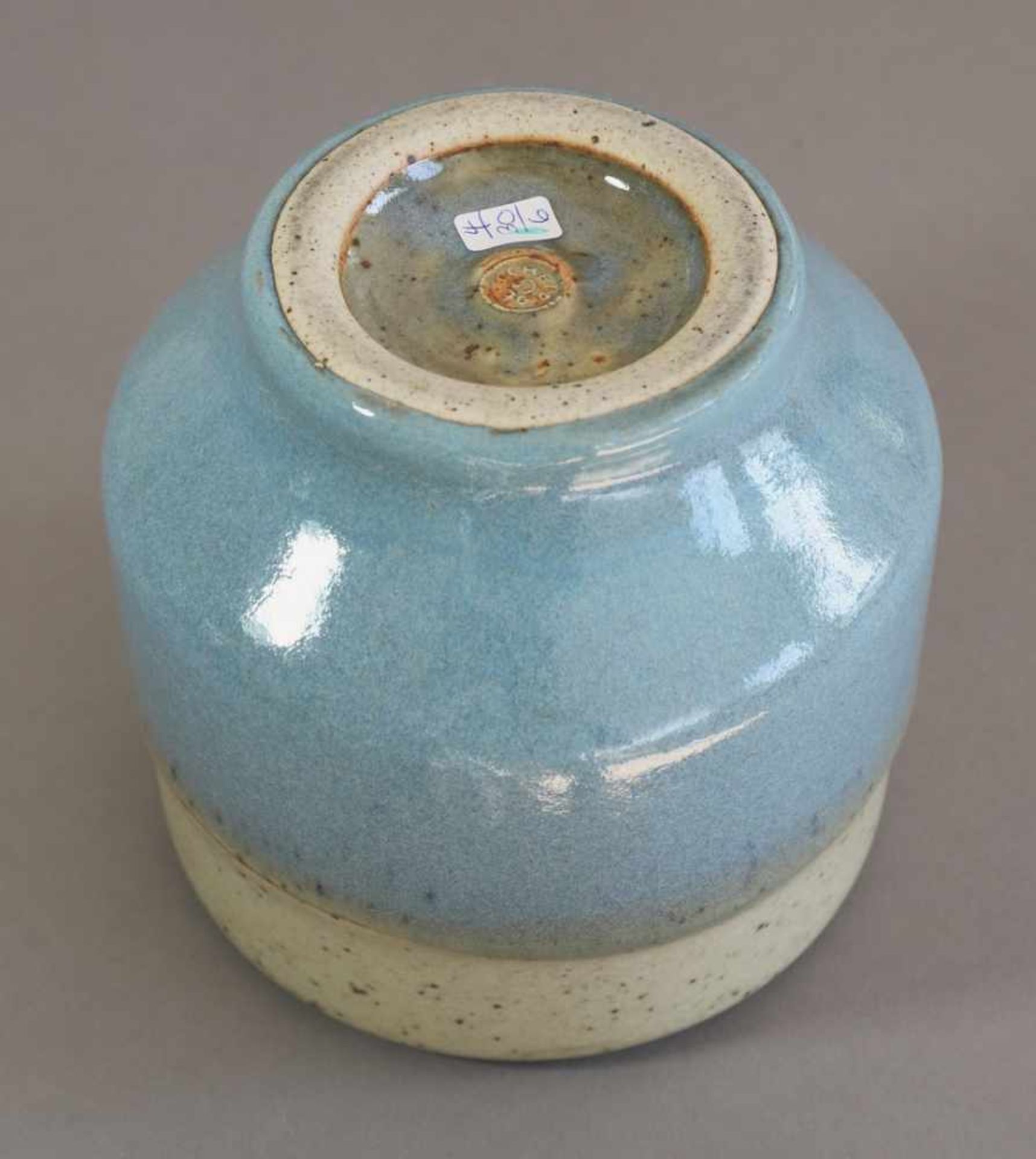 Ursula Scheid1970Vase. 1970. Steinzeug. Hellblaue, krakelierte und sandfarbene, leicht - Bild 2 aus 2