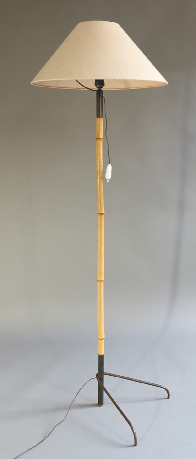 Bambus StehleuchteDesign 1950sBambus Stehleuchte. Entwurf 1950er Jahre. Bambusstab, Messing, - Bild 2 aus 2