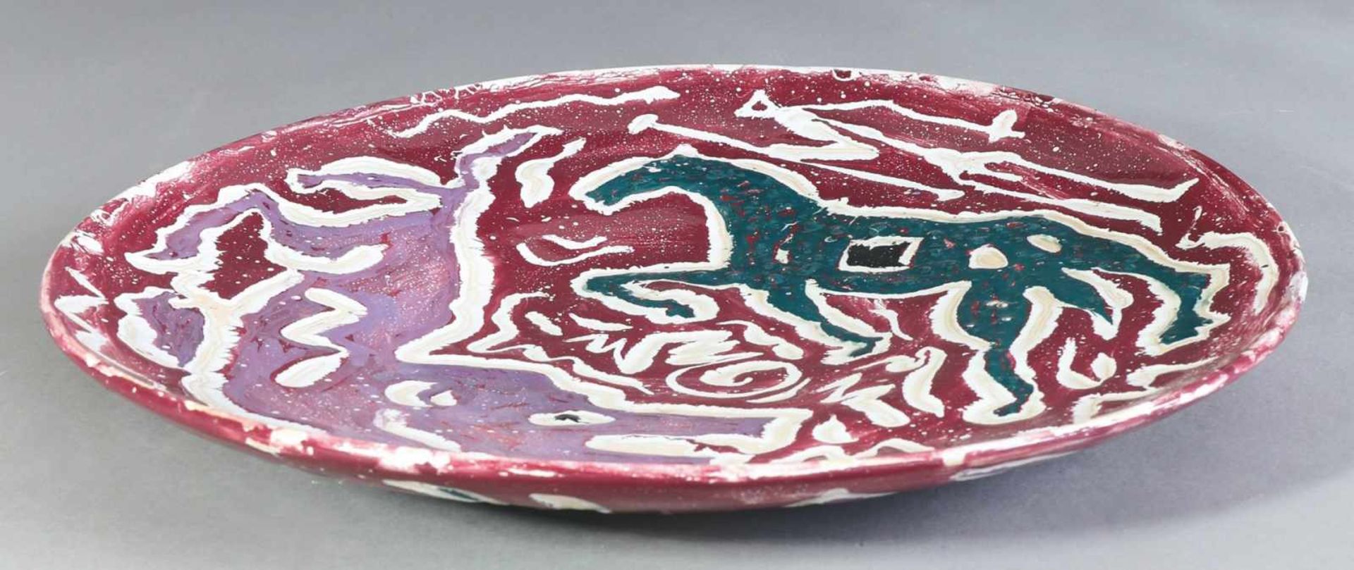 A.R. Penck*, (1939-2017)1988Großer Teller. 1988. Keramik. Vorder- und Rückseitig polychrome Bemalung - Bild 3 aus 3