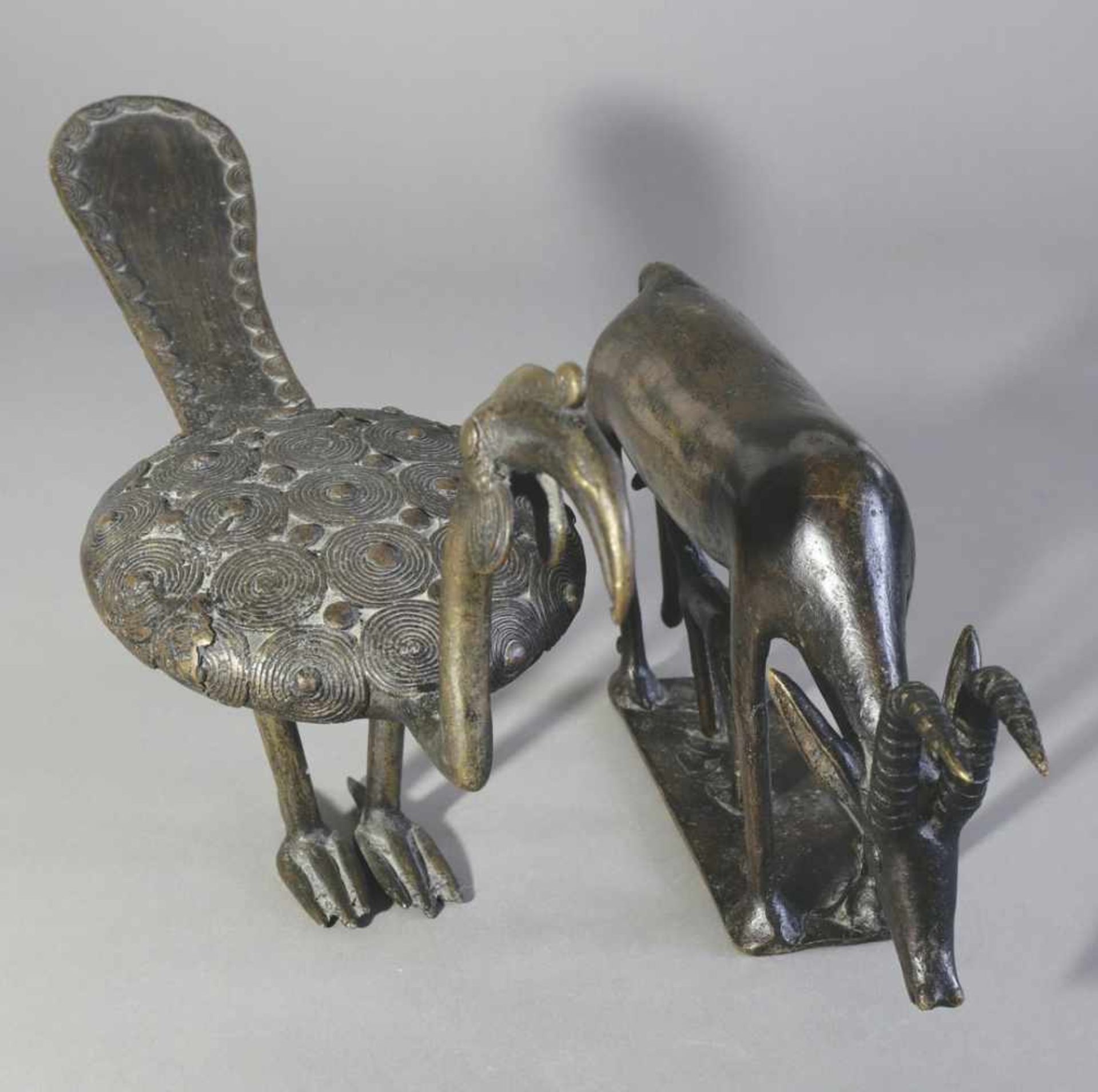 2 FigurenBobo, Obervolta/ Burkina Faso2 Figuren. Vogel und Springbock mit Jungtier. Bronze, - Bild 2 aus 2