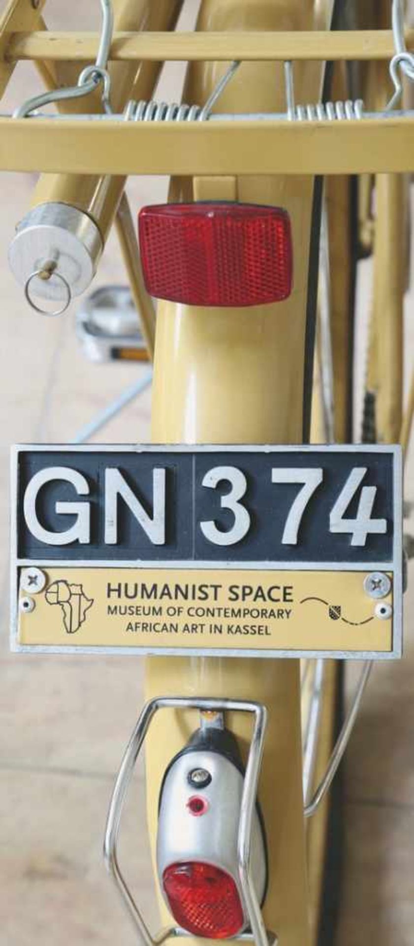 Meschac Gaba*, *19611997-2002Documenta Fahrrad. Teil der Installation Humanist Space aus dem - Bild 2 aus 2