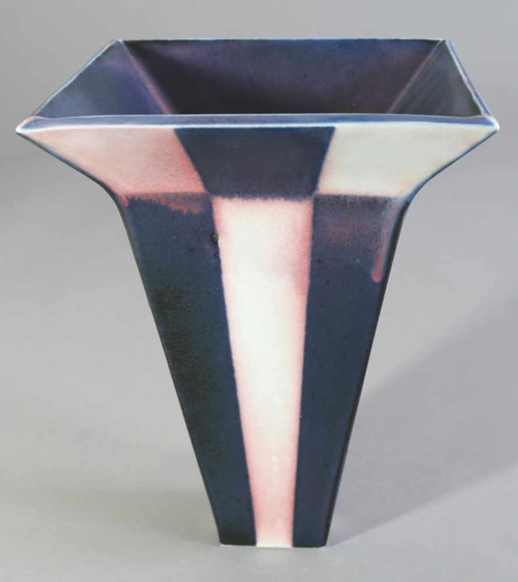 Karl Scheid2003Vase. 2003. Porzellan. Matte Glasur. Geometrisches Dekor in Blauviolett und Weiß, - Image 2 of 3