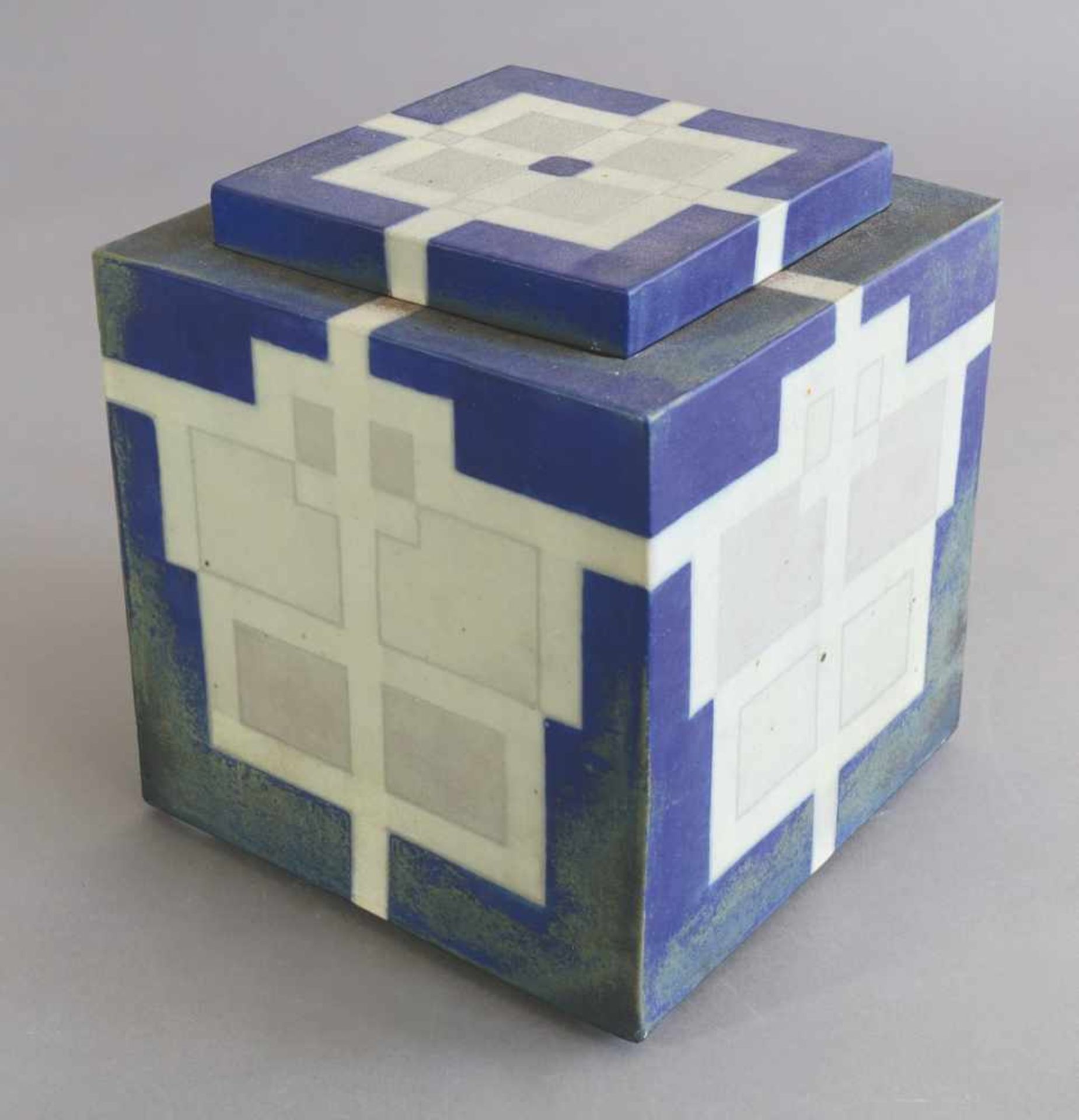 Ursula Scheid1997Große Dose. 1997. Steinzeug. Geometrisches Dekor in Blau, Grün und Braun mit hellen