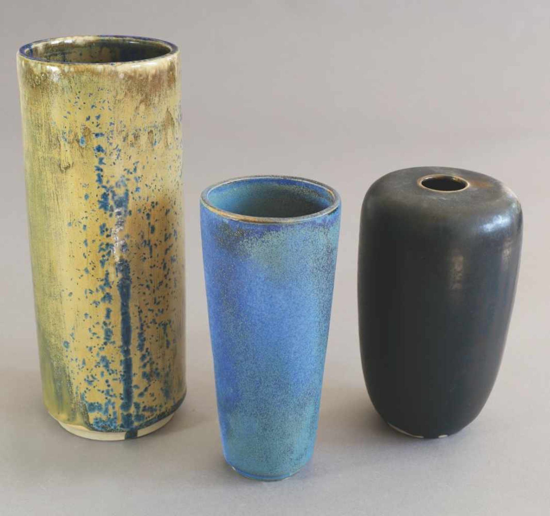 Richard G. Bampi3 Vasen. Keramik. Zylindrische, ockerfarben und blaue Vase, H. 24 cm. Blaue Vase mit