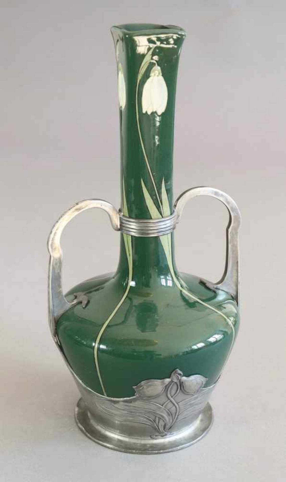 Orivit A.G., KölnAbout 1900Vase. Um 1900. Zinn, Keramik. Keramikkorpus mit Bemalung aus hellen