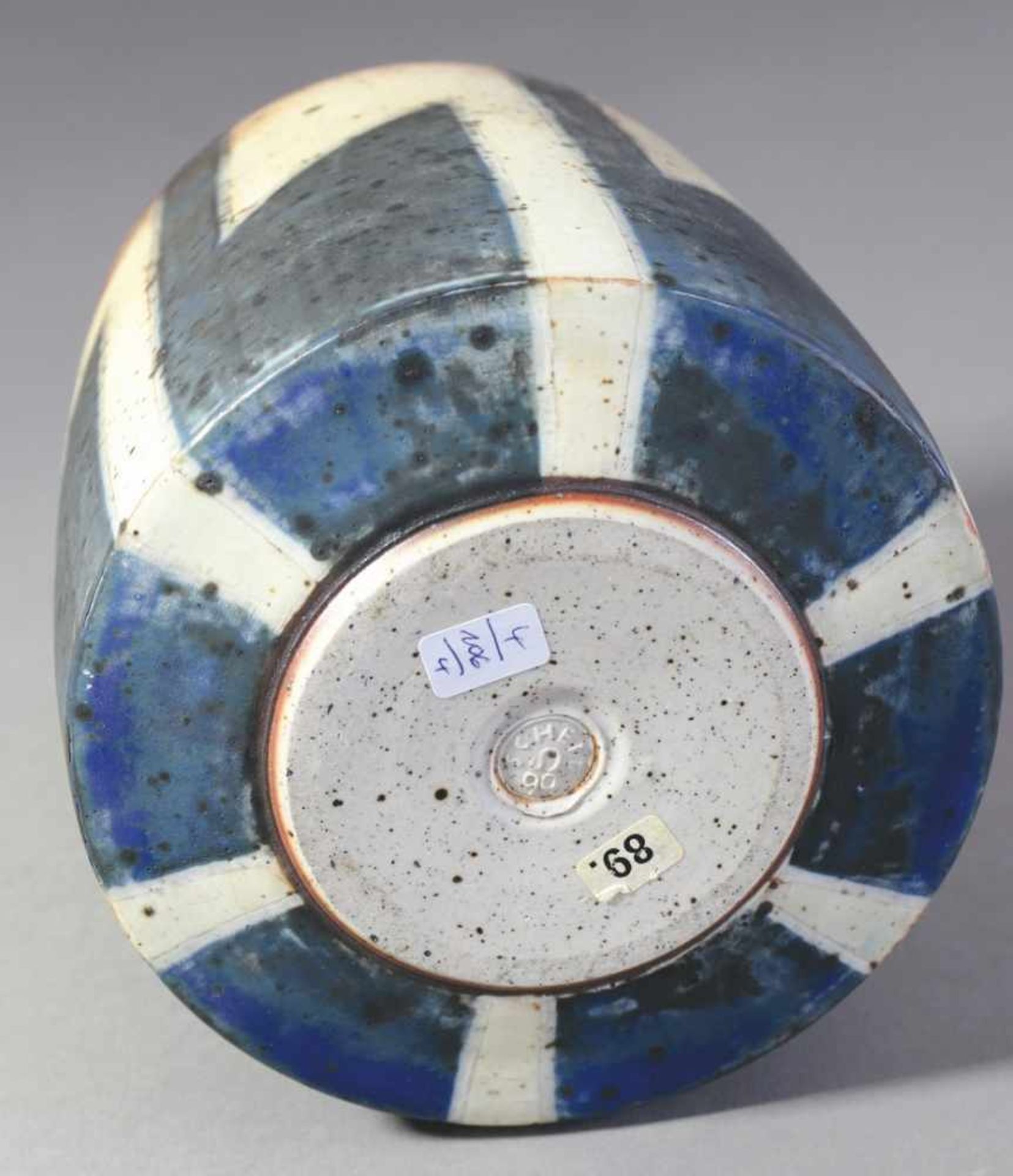 Ursula Scheid1999Vase. 1999. Steinzeug. Geometrisches Dekor in mehrtonigem Blau auf hellem Grund. - Bild 2 aus 2