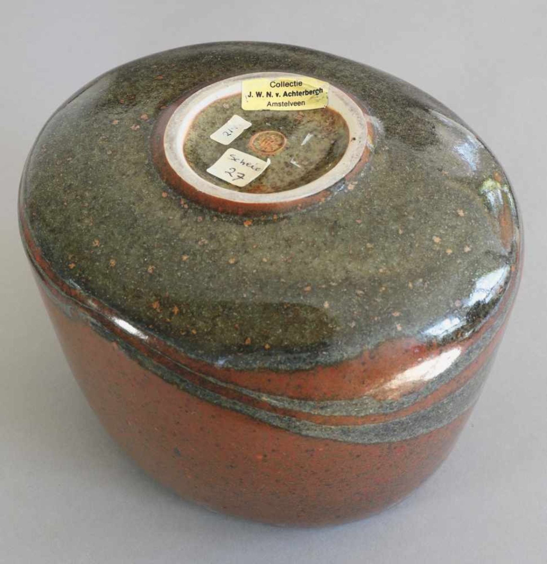 Karl Scheid1967Großes Gefäß/ Vase. 1967. Steinzeug. Rostbraune mehrtonig strukturierte Glasur mit - Bild 2 aus 2