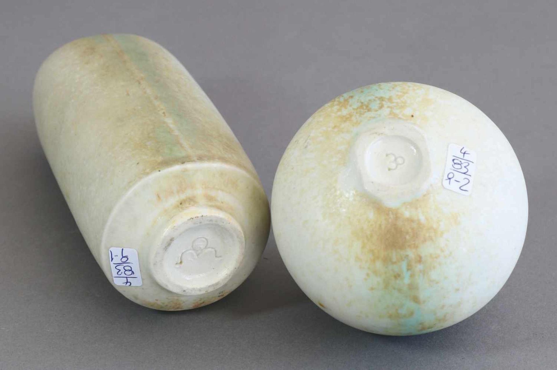 Otto Meier2 kleine Vasen. Keramik. Kugelform und Säulenform mit kleiner Mündung. Matte mehrtonige - Bild 2 aus 2