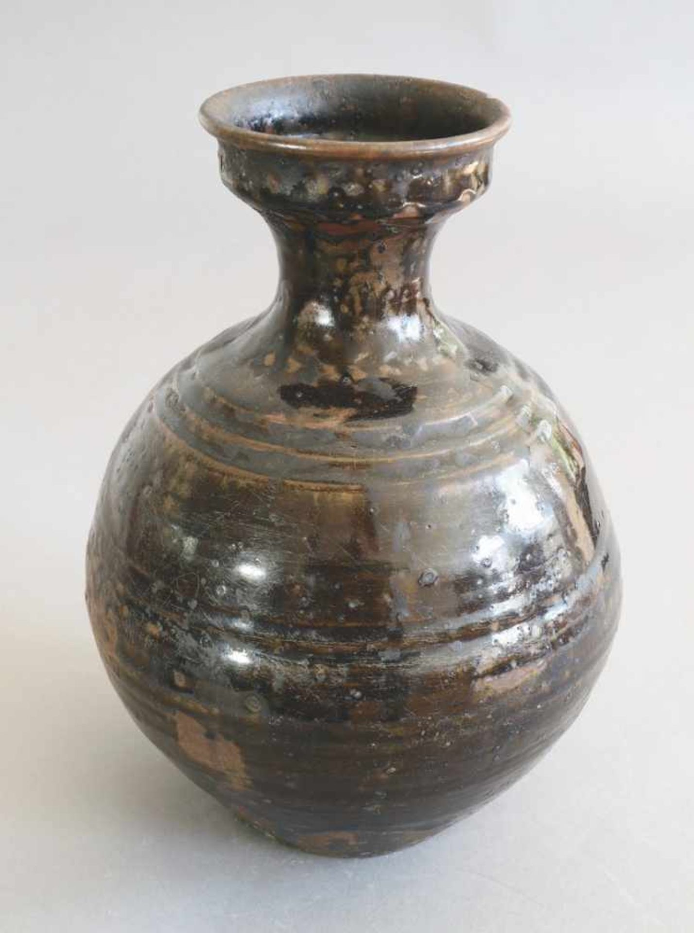 VaseKoreaabout 1700Vase. Korea, um 1700. Keramik, dunkelbraun glasiert mit partiell durchscheinendem