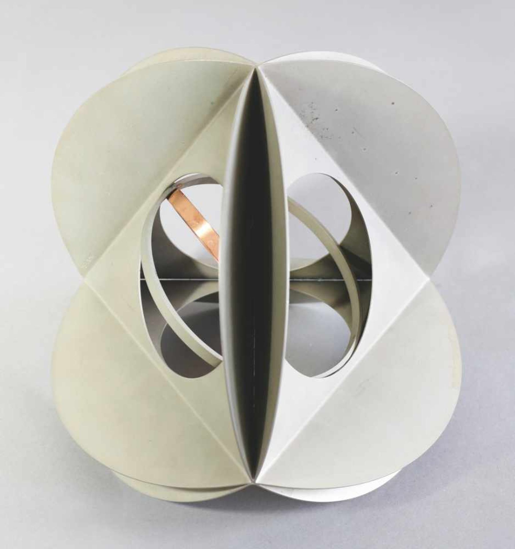 Bruno MunariAbout 1967Skulptur/ Alfa Romeo Preis. 1967. Metall, matt vernickelt, Kupfer. D. 20 cm. - Bild 3 aus 5
