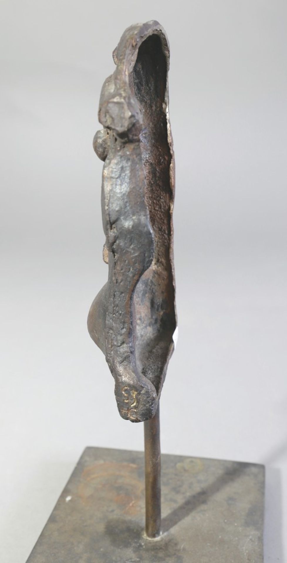 Rolf Szymanski, 1928-20131959Reliefskizze I. 1959. Bronze, patiniert. H. 32,5 cm. Am seitlichen Rand - Image 2 of 2