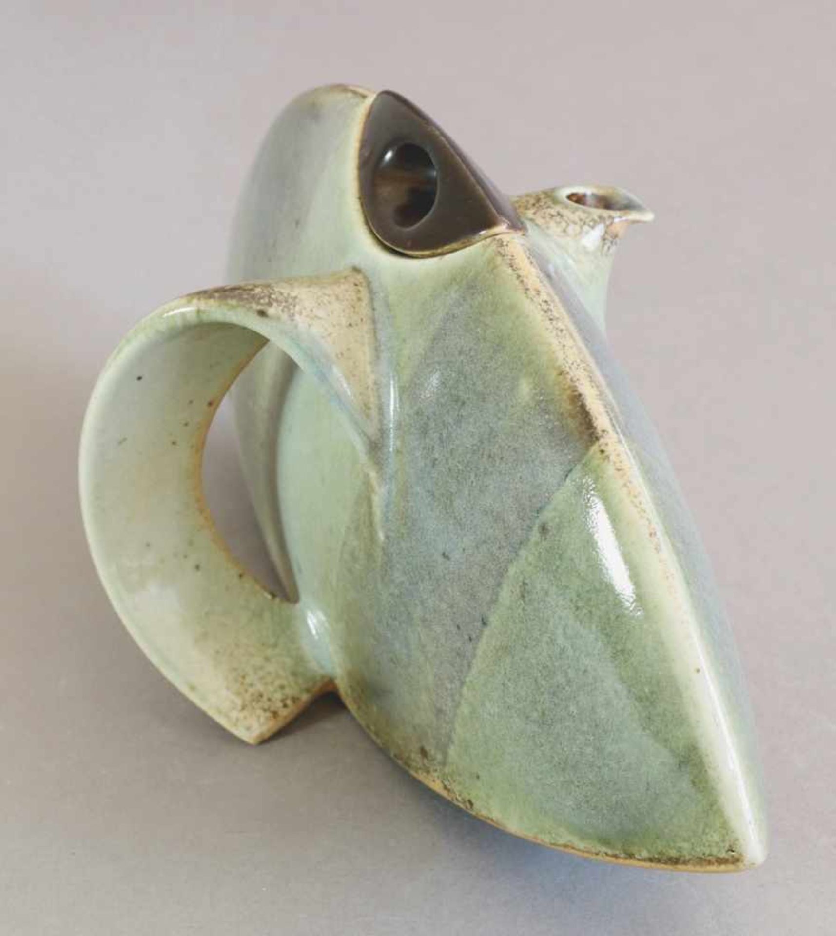 Gotlind WeigelSkulpturale Teekanne. Steinzeug. Abgeflachte spitzovale Form. Dekor mit breiten - Bild 2 aus 2