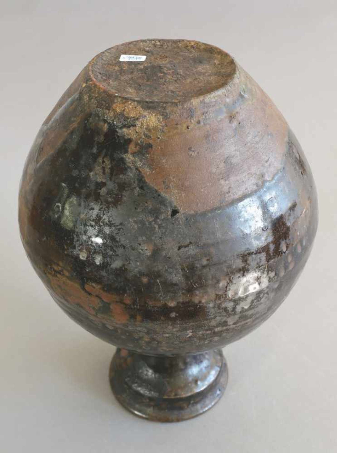 VaseKoreaabout 1700Vase. Korea, um 1700. Keramik, dunkelbraun glasiert mit partiell durchscheinendem - Bild 2 aus 2