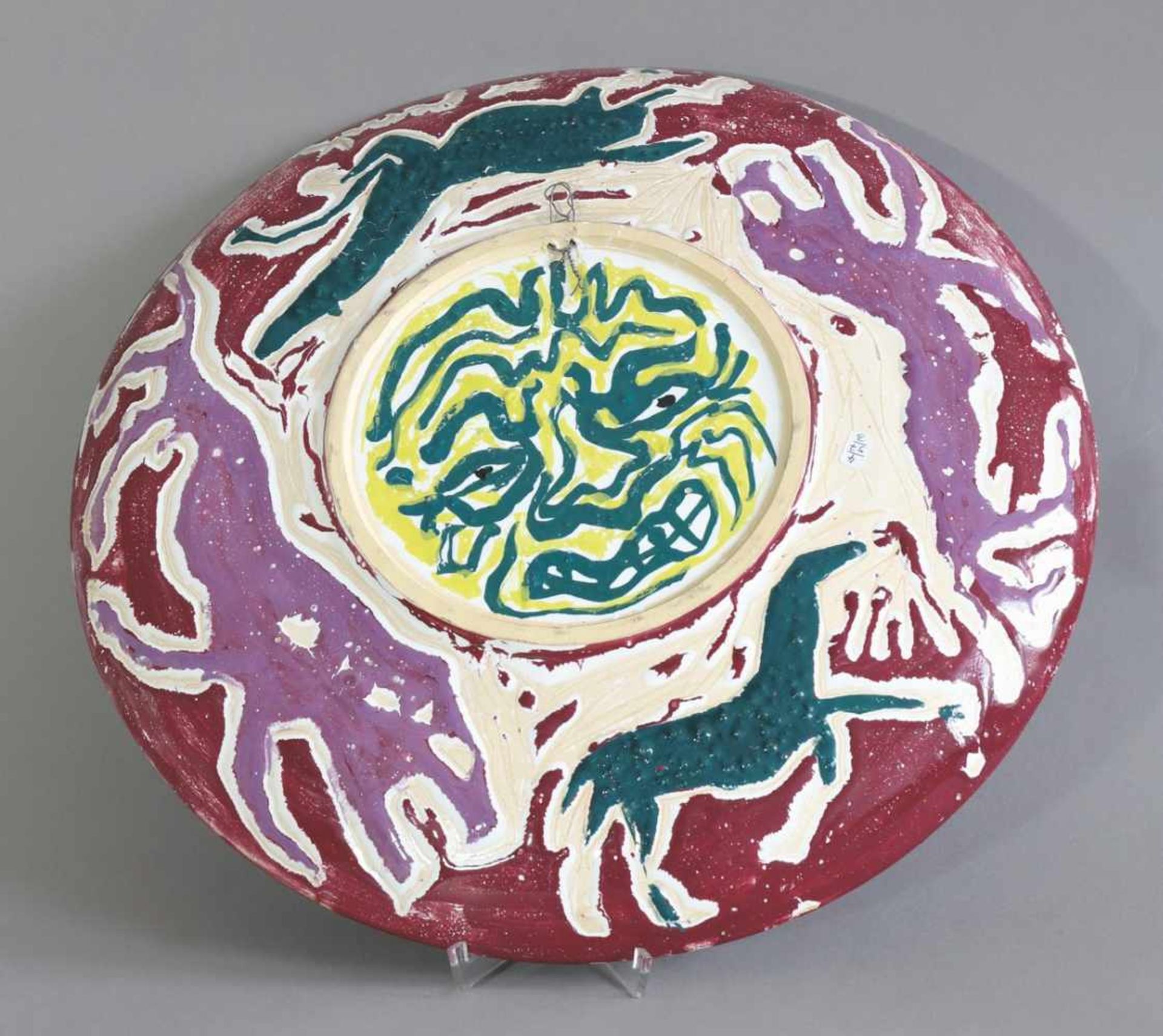A.R. Penck*, (1939-2017)1988Großer Teller. 1988. Keramik. Vorder- und Rückseitig polychrome Bemalung - Bild 2 aus 3