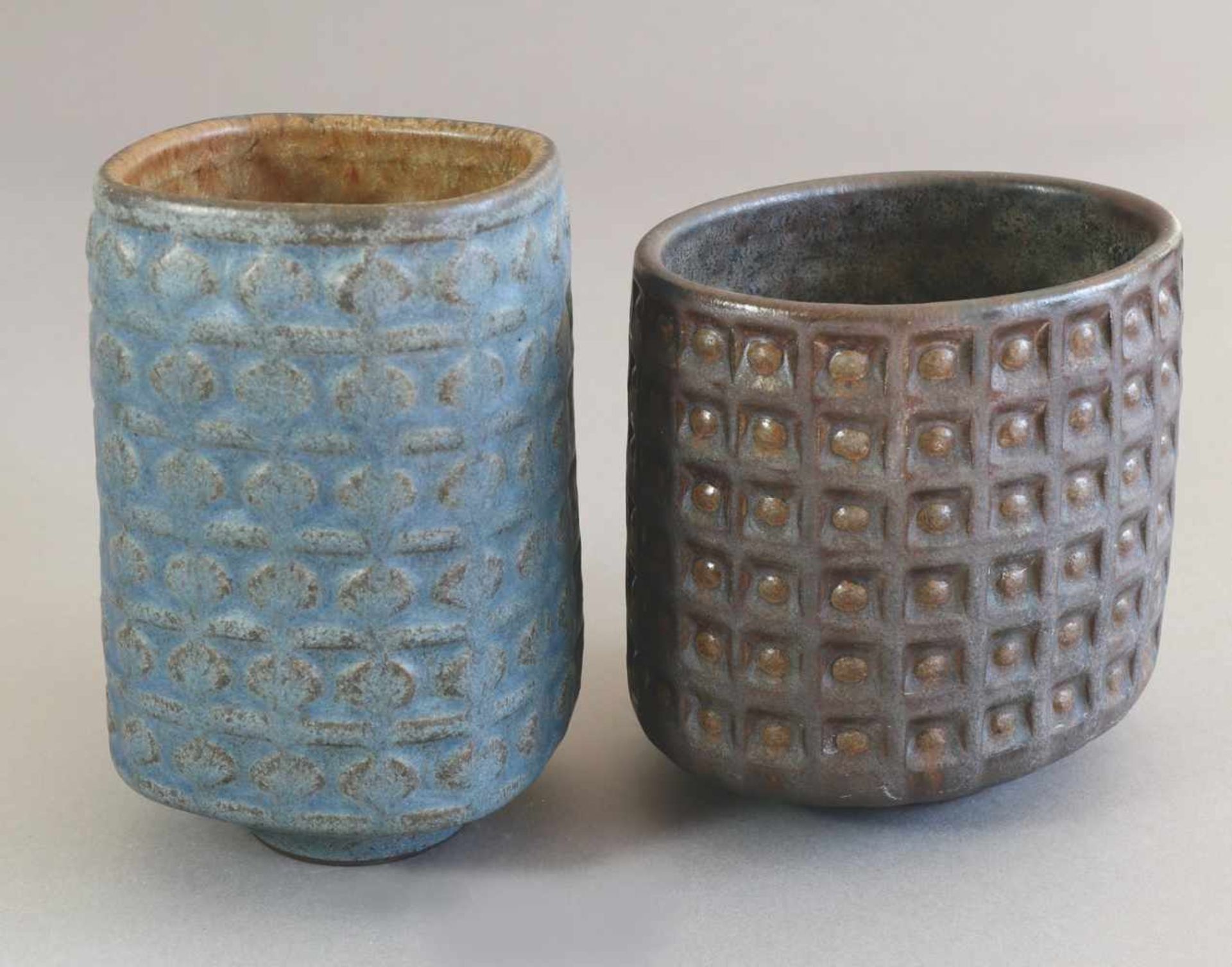 Karl Scheidum 19652 Vasen mit Reliefdekor. Um 1965. Keramik. Regelmäßig reliefiertes geometrisches