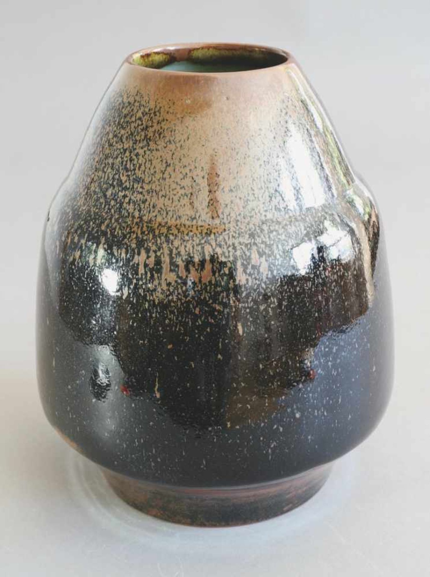 Philippe LambercyVase. Keramik. Glänzende, schwarzblaue, partiell braun gesprenkelte, partiell
