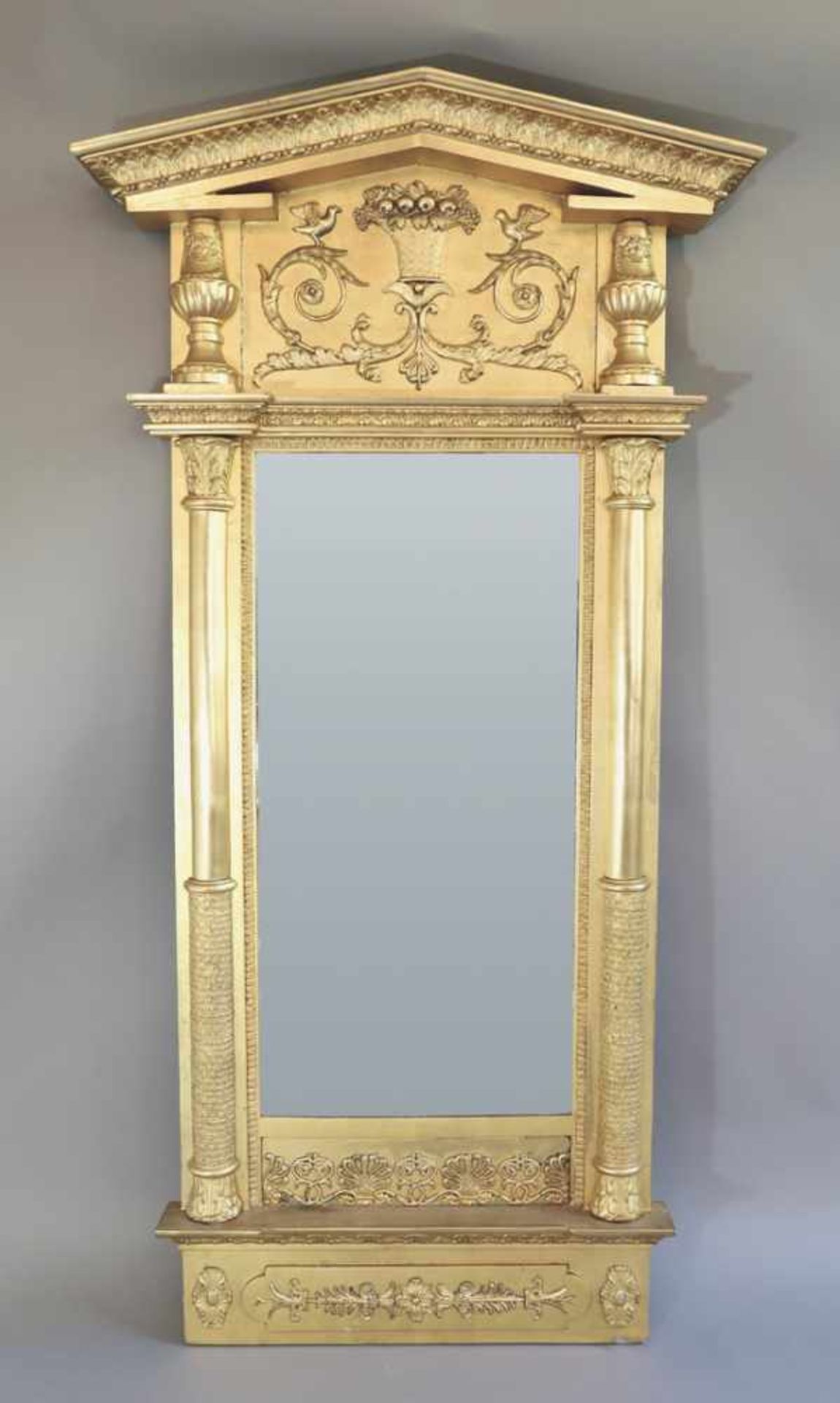 Großer Empire Spiegel Large Empire Mirror Empire Mirror. About 1810/20. Wood, gold plated,