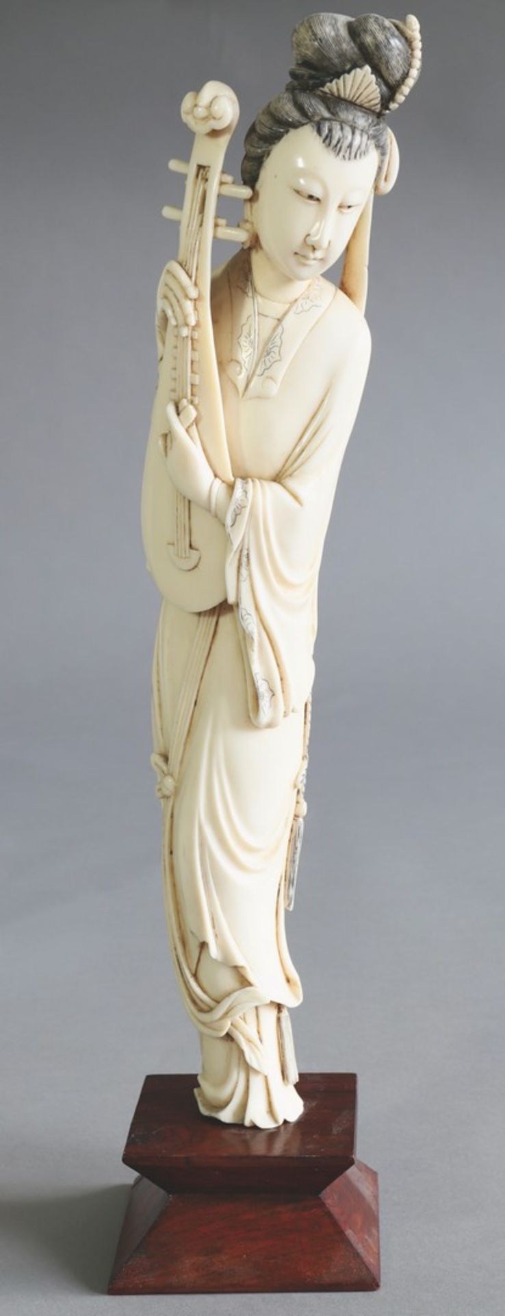 Okimono Japan Okimono, Geisha, Ivory Okimono. Meiji, around 1900. Standing geisha with plucking