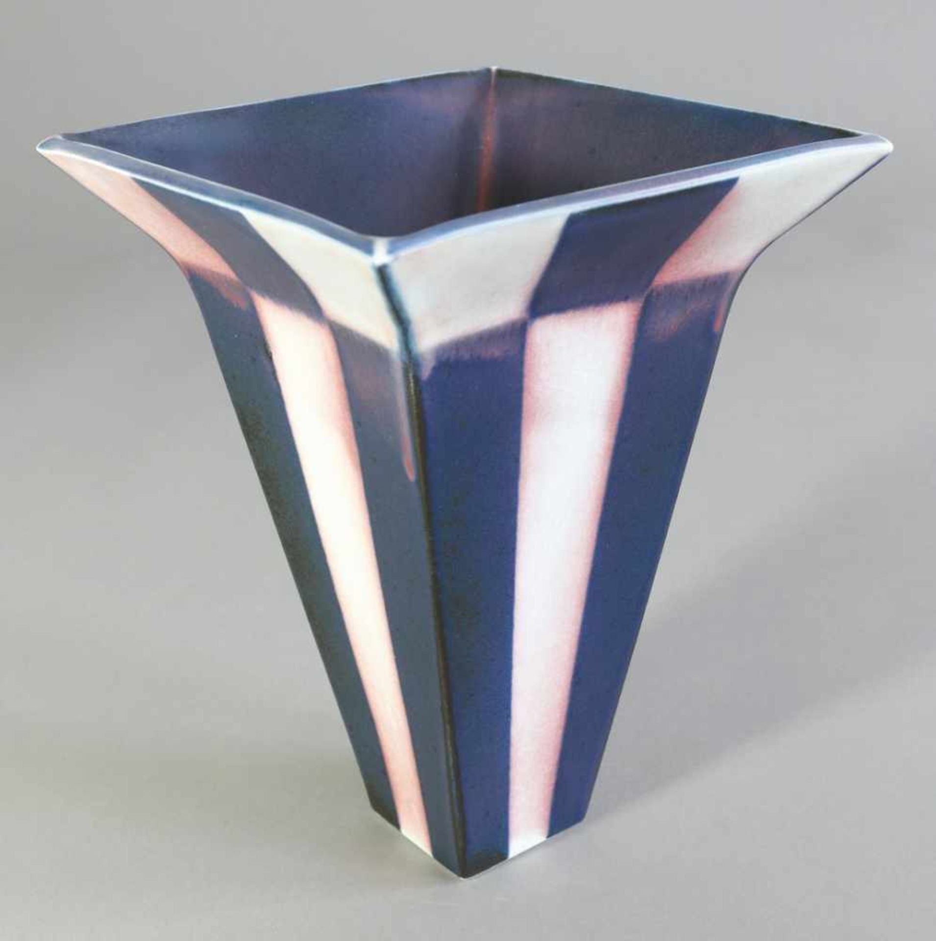 Karl Scheid2003Vase. 2003. Porzellan. Matte Glasur. Geometrisches Dekor in Blauviolett und Weiß,