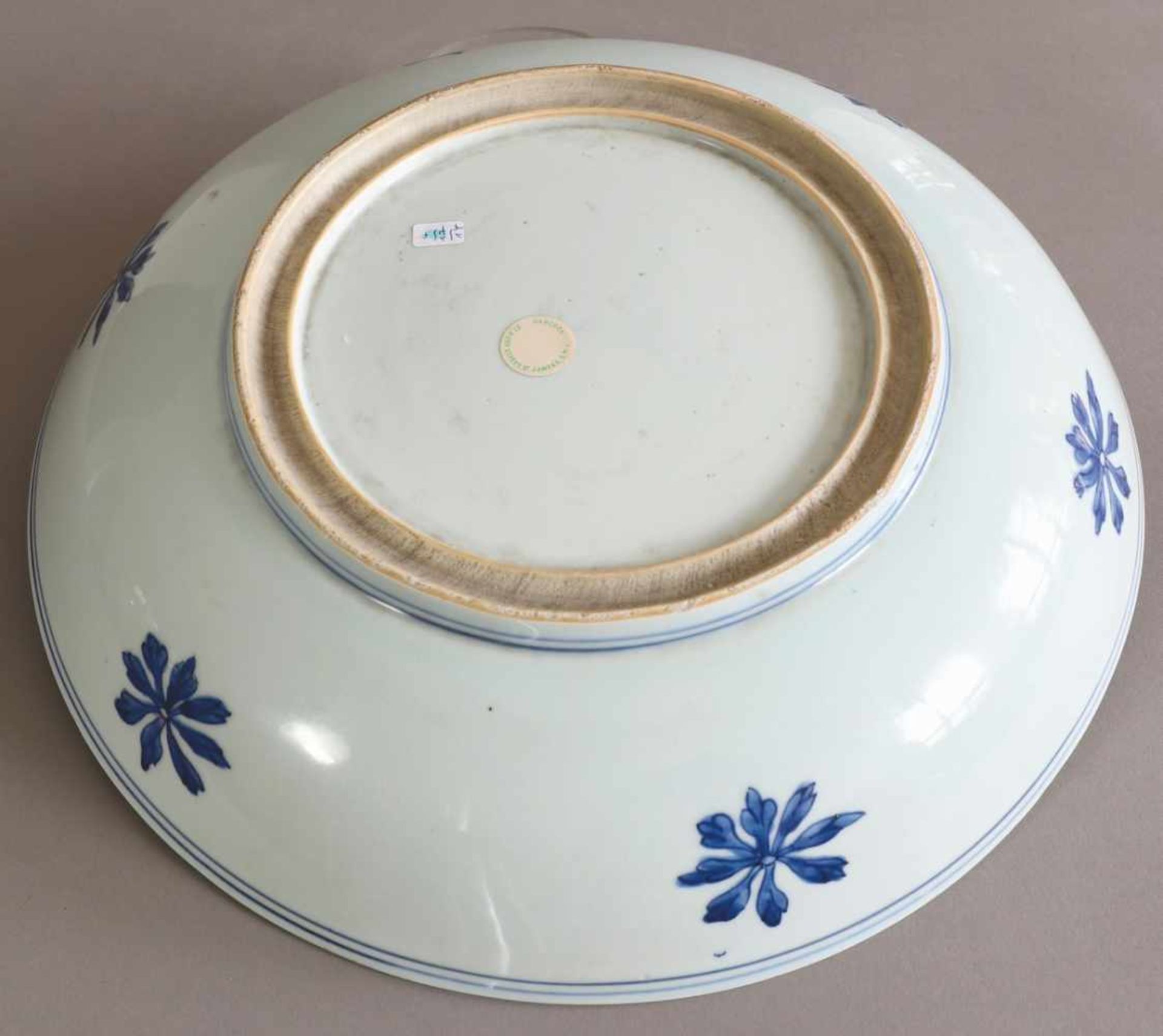 Große Kangxi SchaleChinaKangxi (1662-1722)Große Schale. Kangxi (1662-1722). Porzellan. - Bild 2 aus 4