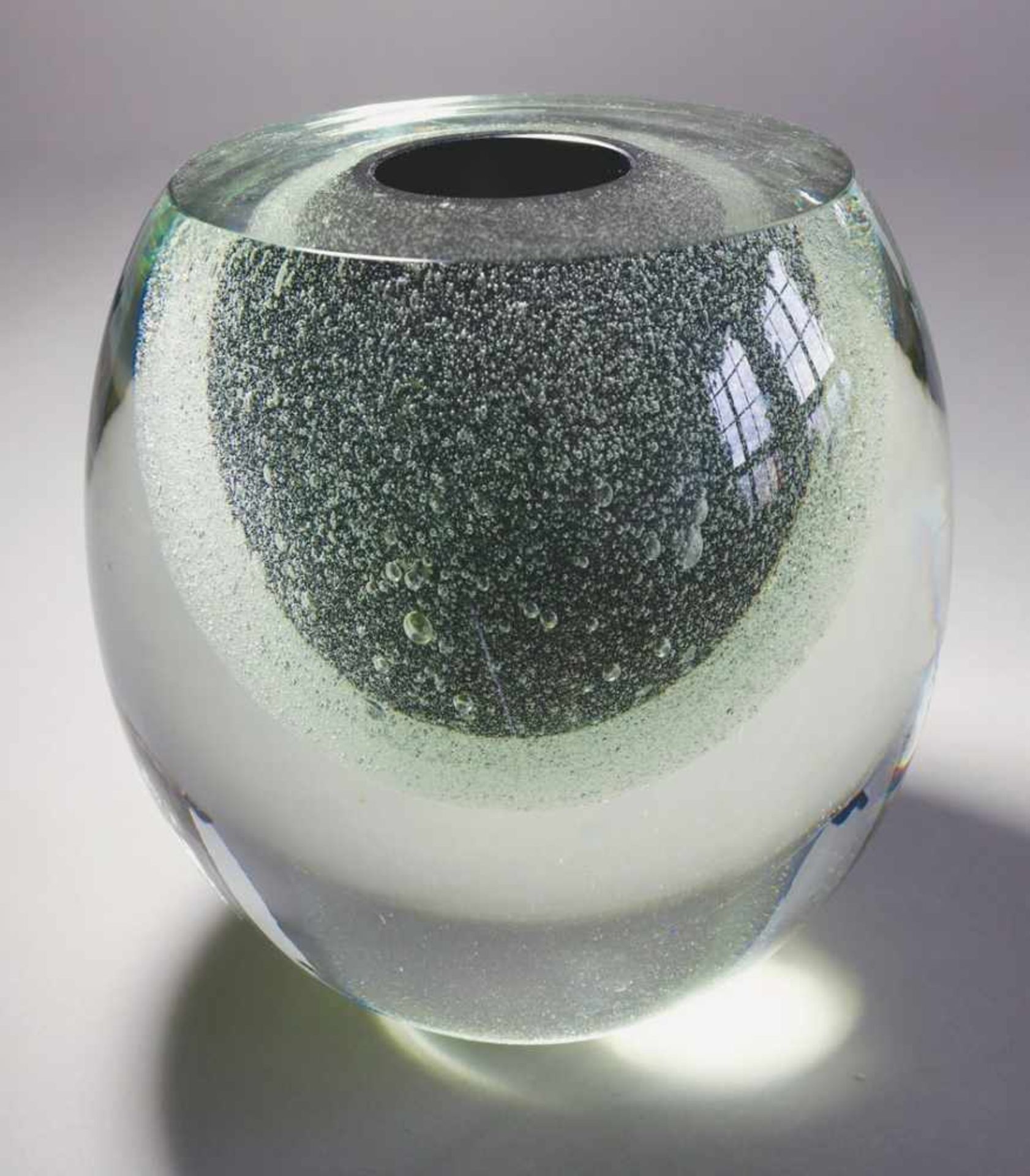 Timo SarpanevaIittala Glasbruks AB1985Vase Claritas. 1985. Schwarzes Glas, dickwandiger farbloser