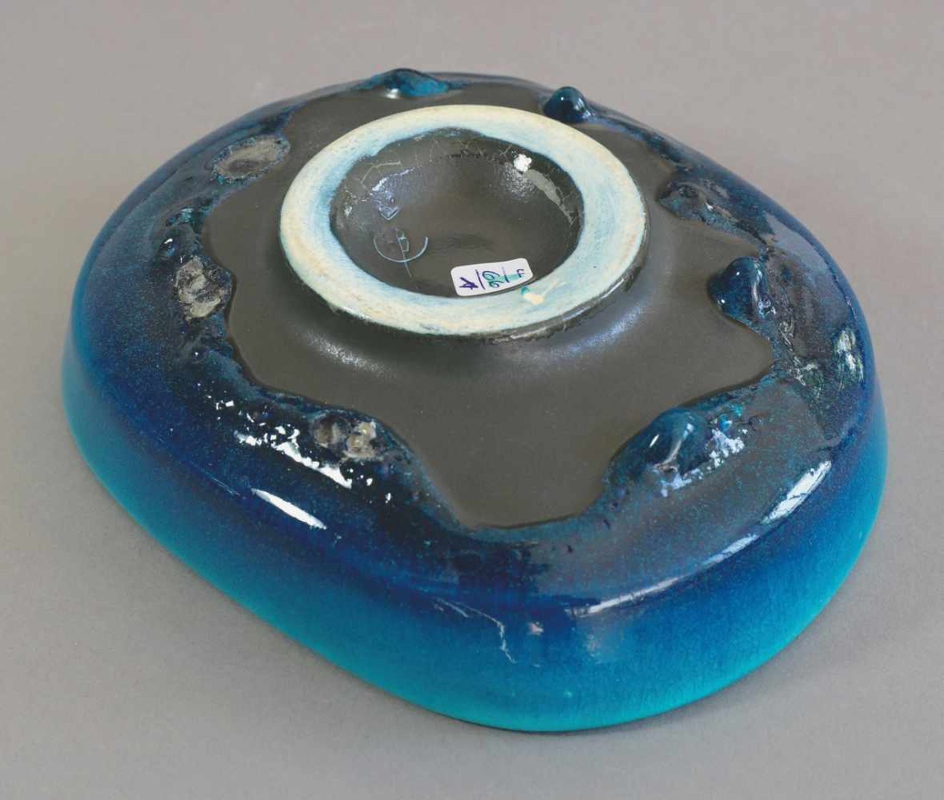 Jan Bontjes van BeekDr. Alfred Ungewiß1950-67Schale. Keramik. Türkisblaue Glasur mit welligem - Bild 2 aus 2