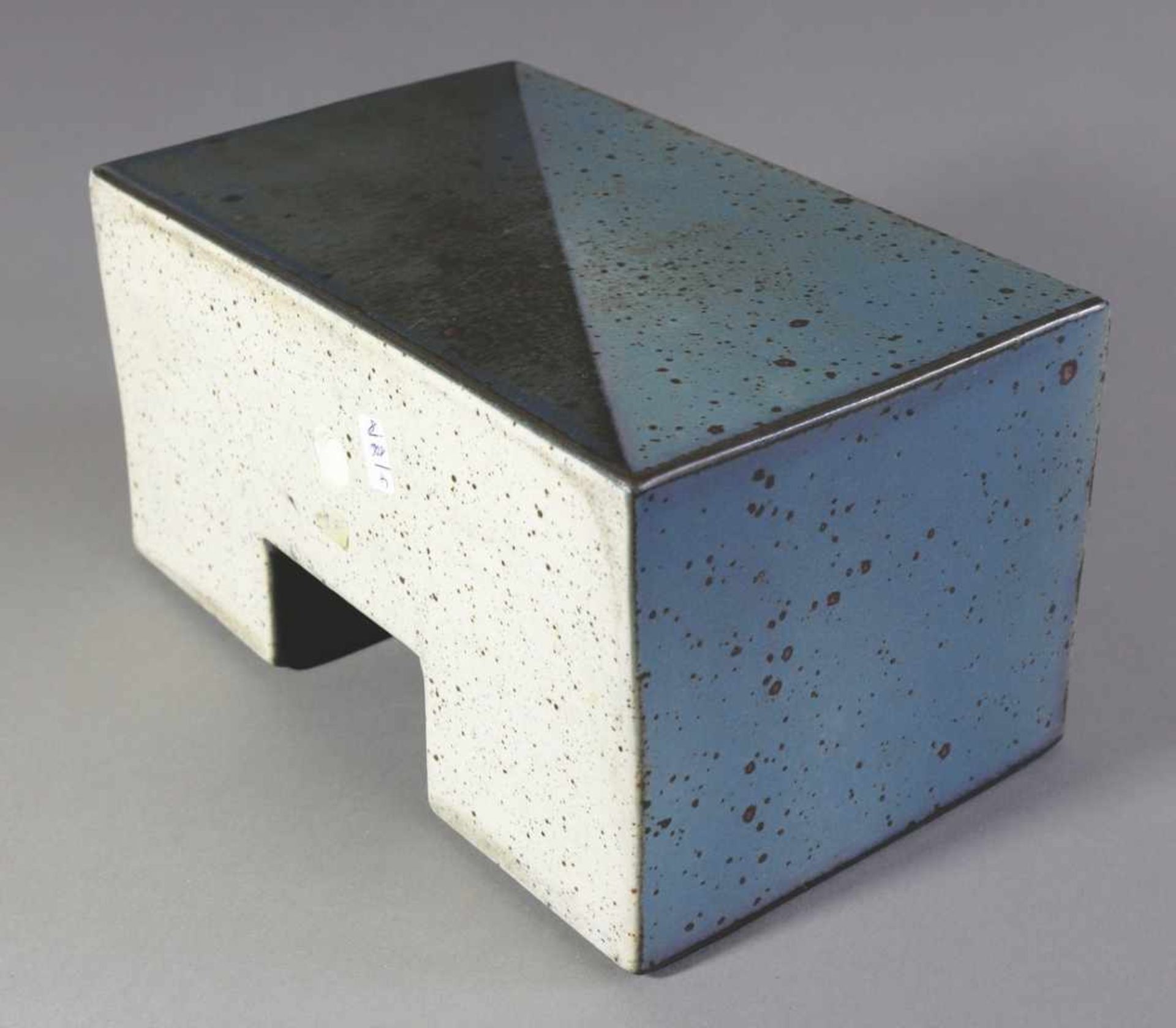 Karl Scheid2006Eckige Vase. 2006. Steinzeug. Geometrisches Dekor in mehrtonigem Blau mit Violettrot. - Bild 2 aus 2