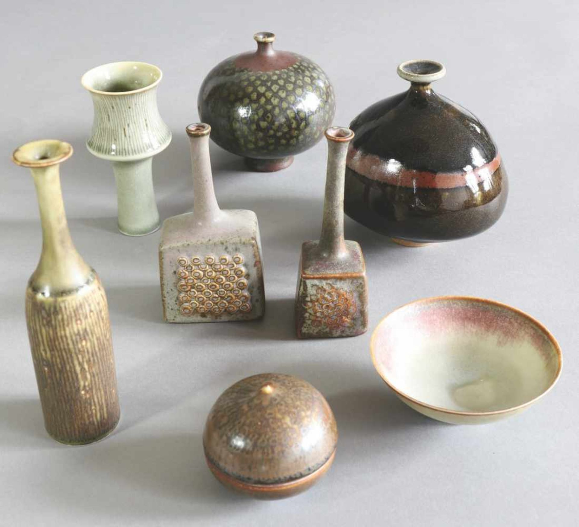 Ursula und Karl Scheidabout 1968-708 kleine Keramiken. Um 1968-70. Bestehend aus Dose, Schale und
