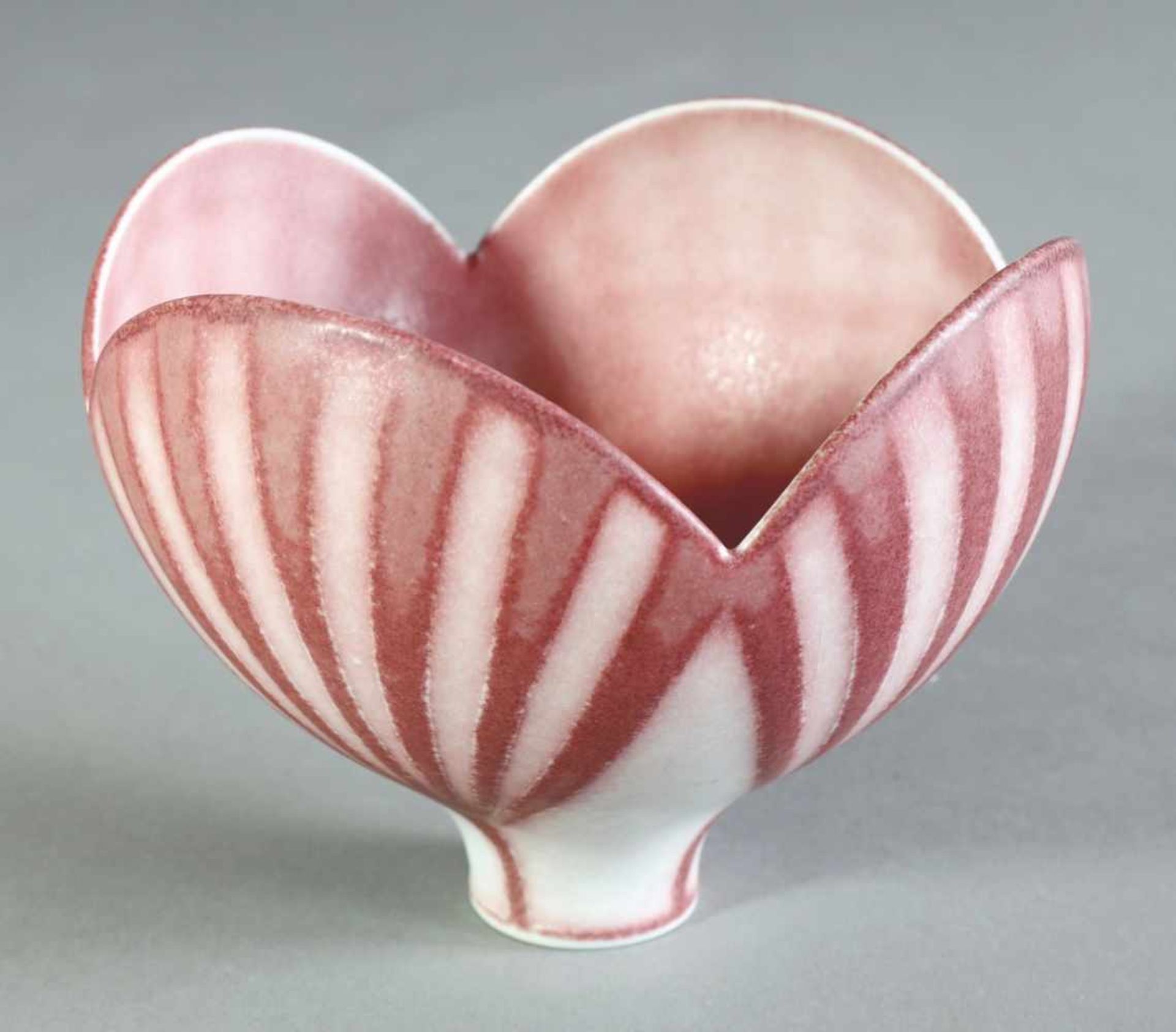 Karl Scheid1994Schale. 1994. Porzellan. Blütenartige Form auf kleinem Stand. Mattes Dekor mit