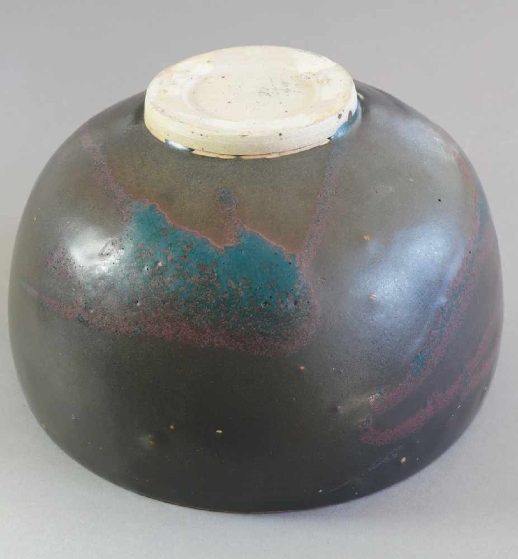 Walter Popp1963Große Schale. 1963. Steinzeug. Matt dunkelbraun-rote Glasur, partiell mit dunkelrot - Bild 2 aus 2