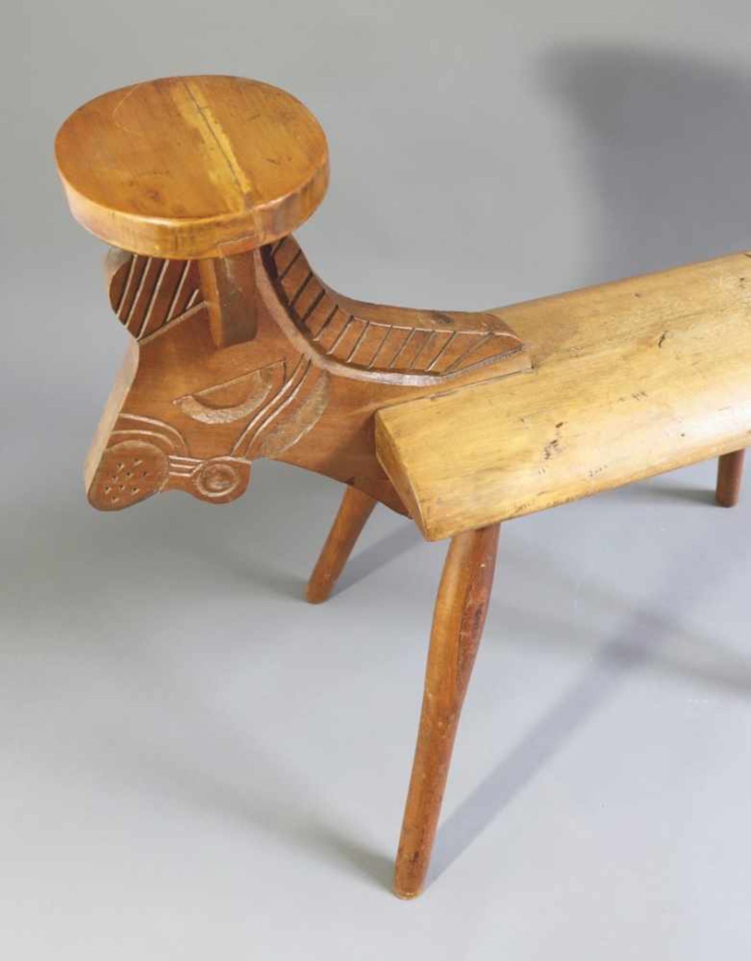 Bernhard Hoetger1924/25Hocker mit Pferdekopf und kleiner Ablage. 1924/25. Holz, partiell geschnitzt. - Bild 2 aus 2